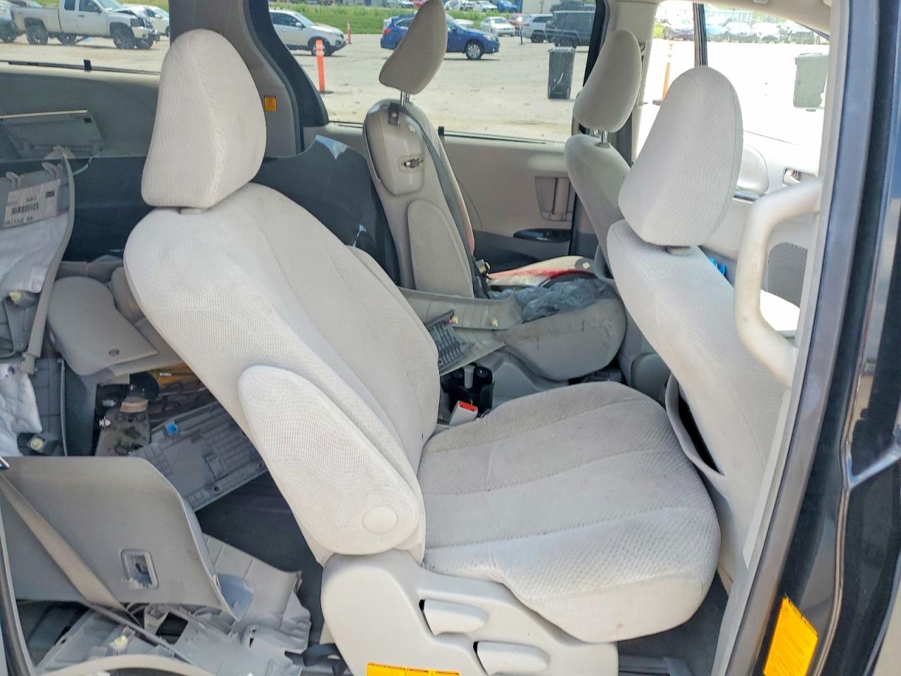 2011 Toyota Sienna Le Black vin: 5TDKK3DC8BS141651