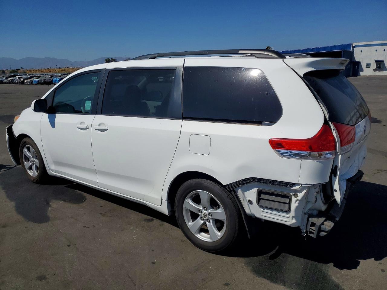 2011 Toyota Sienna Le White vin: 5TDKK3DC8BS143478