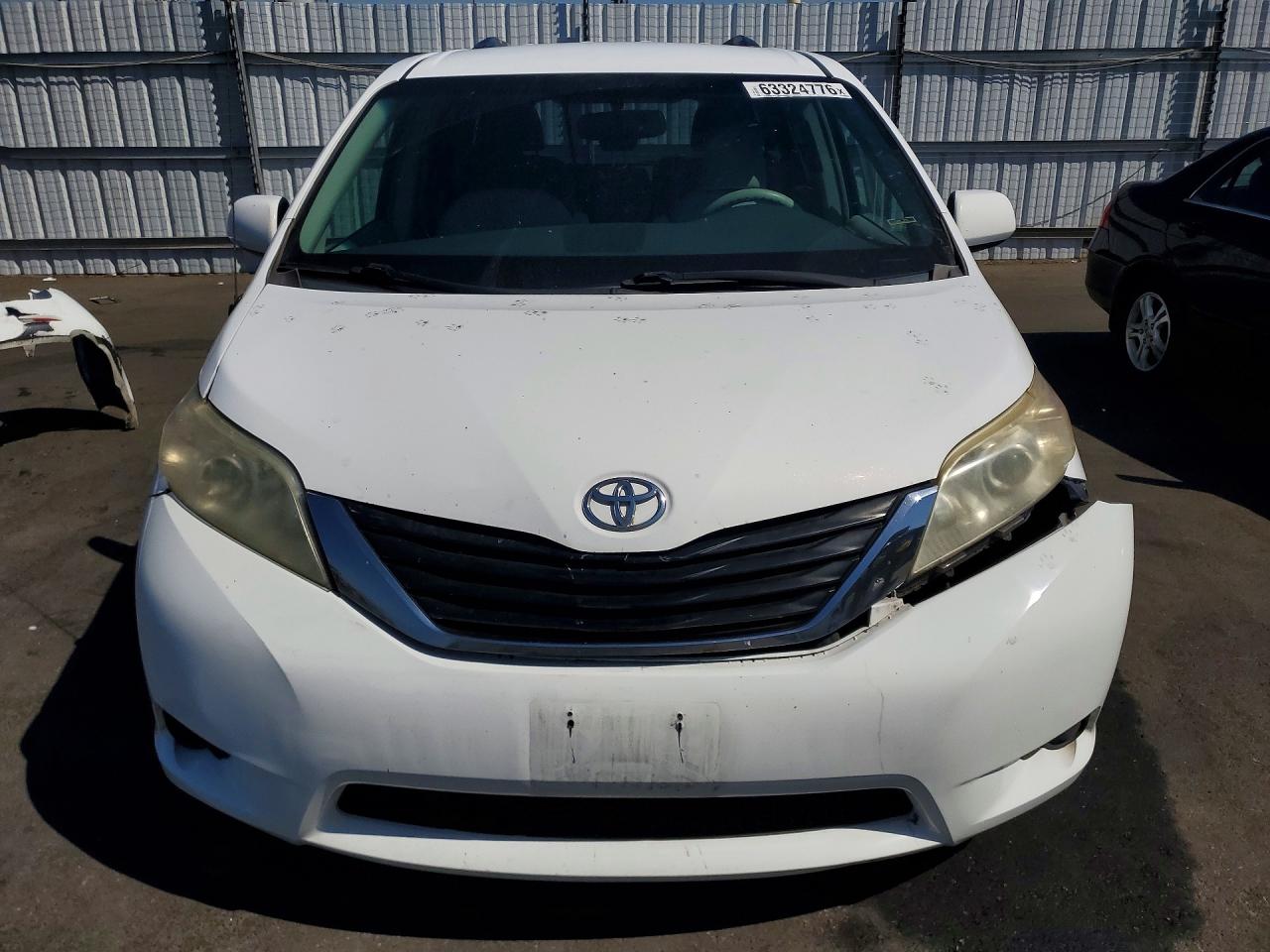 2011 Toyota Sienna Le White vin: 5TDKK3DC8BS143478