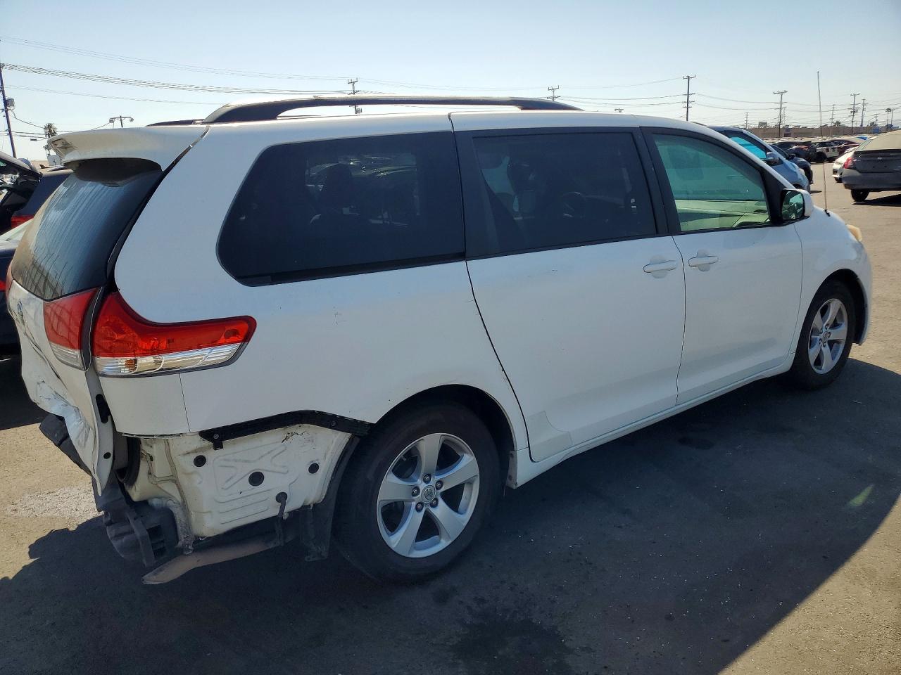 2011 Toyota Sienna Le White vin: 5TDKK3DC8BS143478