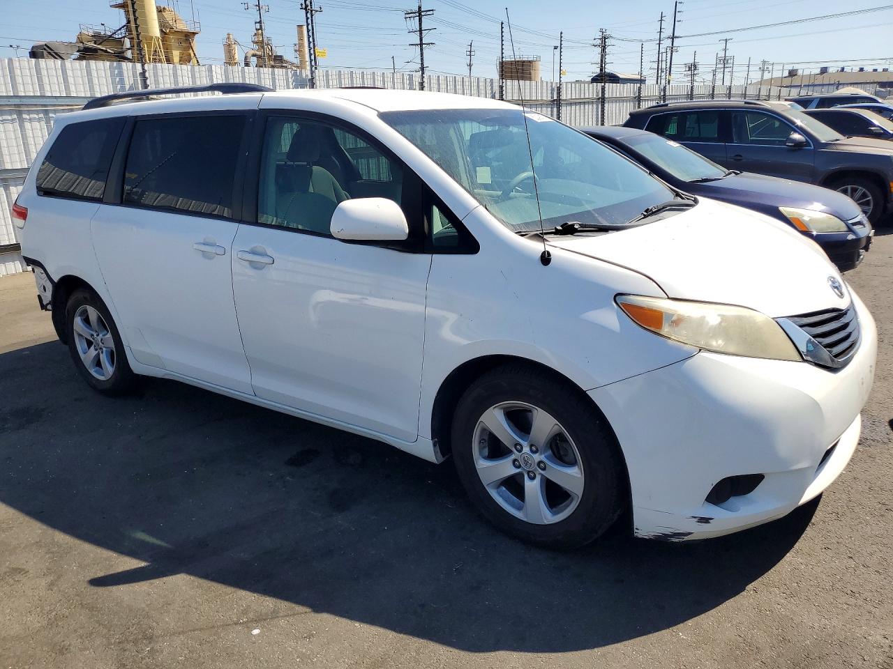 2011 Toyota Sienna Le White vin: 5TDKK3DC8BS143478