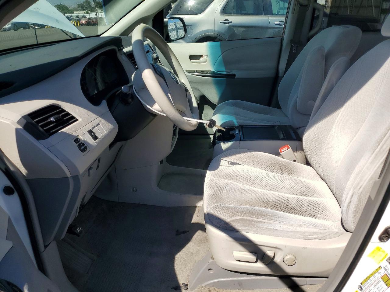 2011 Toyota Sienna Le White vin: 5TDKK3DC8BS143478