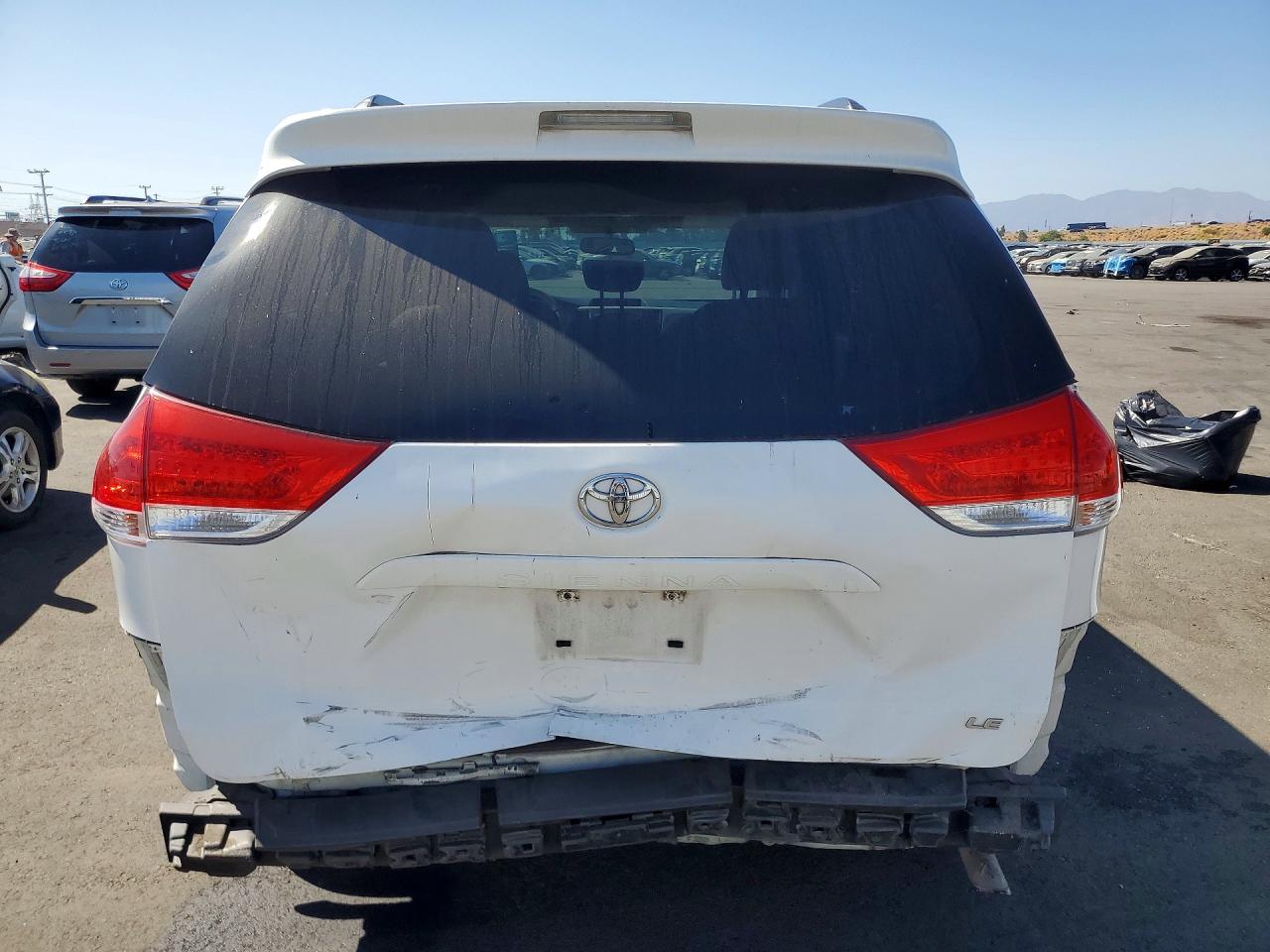 2011 Toyota Sienna Le White vin: 5TDKK3DC8BS143478