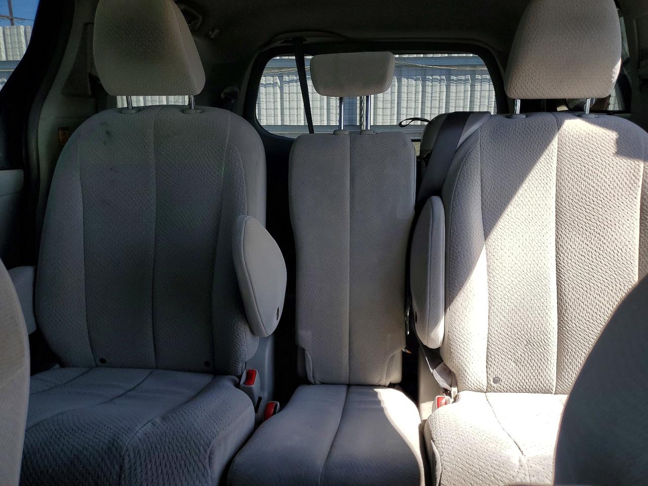 2011 Toyota Sienna Le White vin: 5TDKK3DC8BS143478