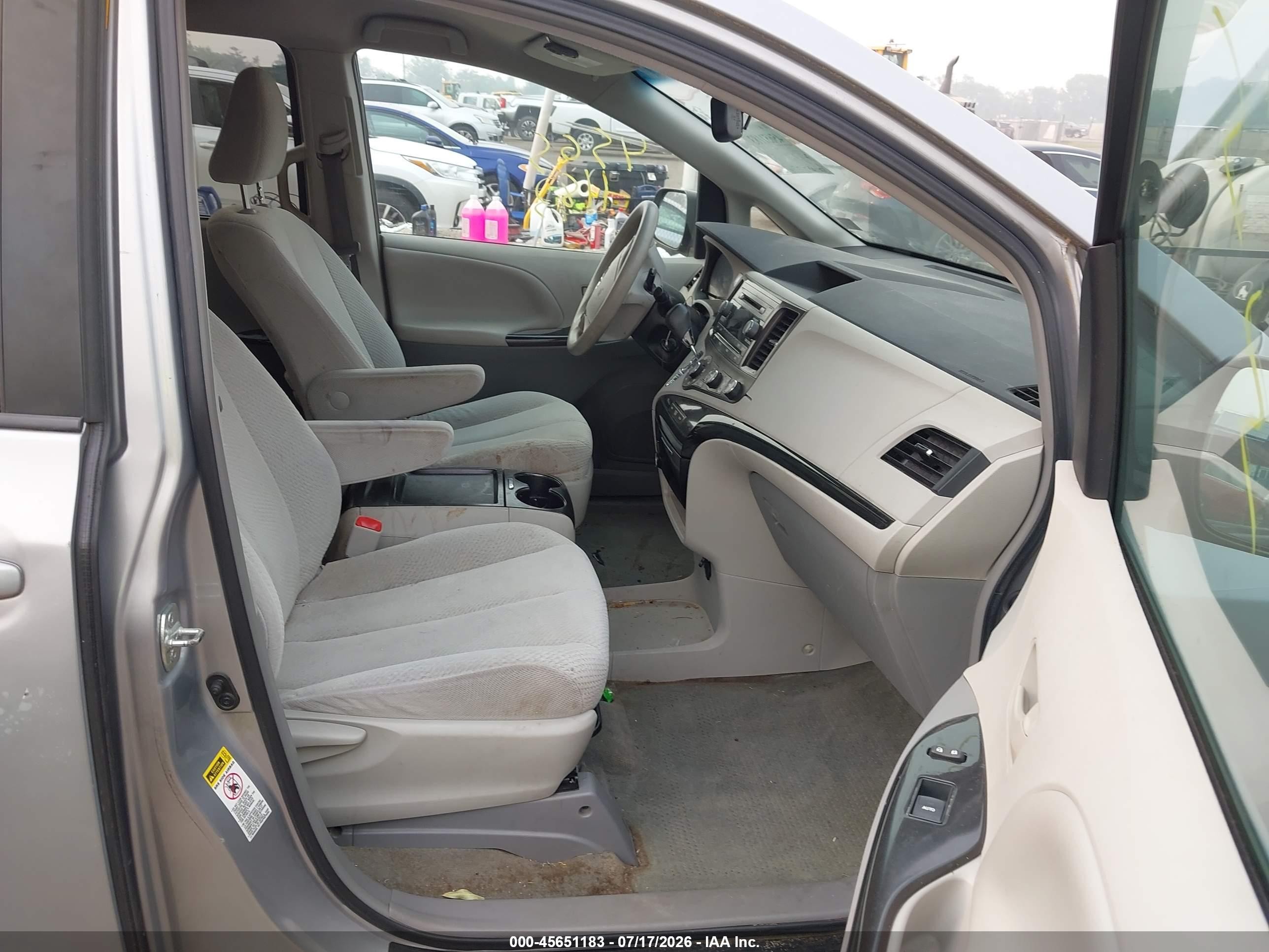 2011 Toyota Sienna Le V6 Silver vin: 5TDKK3DC8BS159244