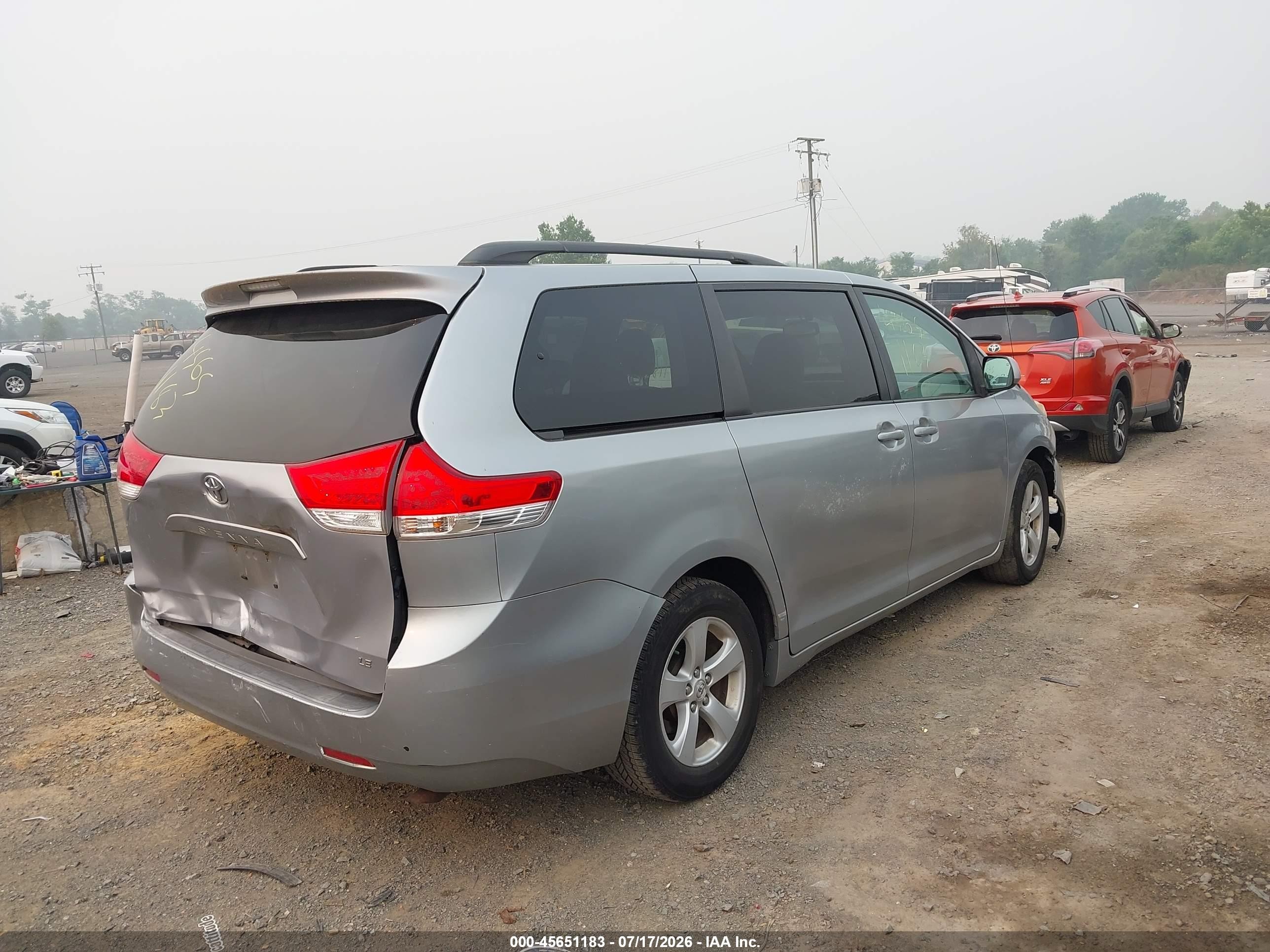 2011 Toyota Sienna Le V6 Silver vin: 5TDKK3DC8BS159244