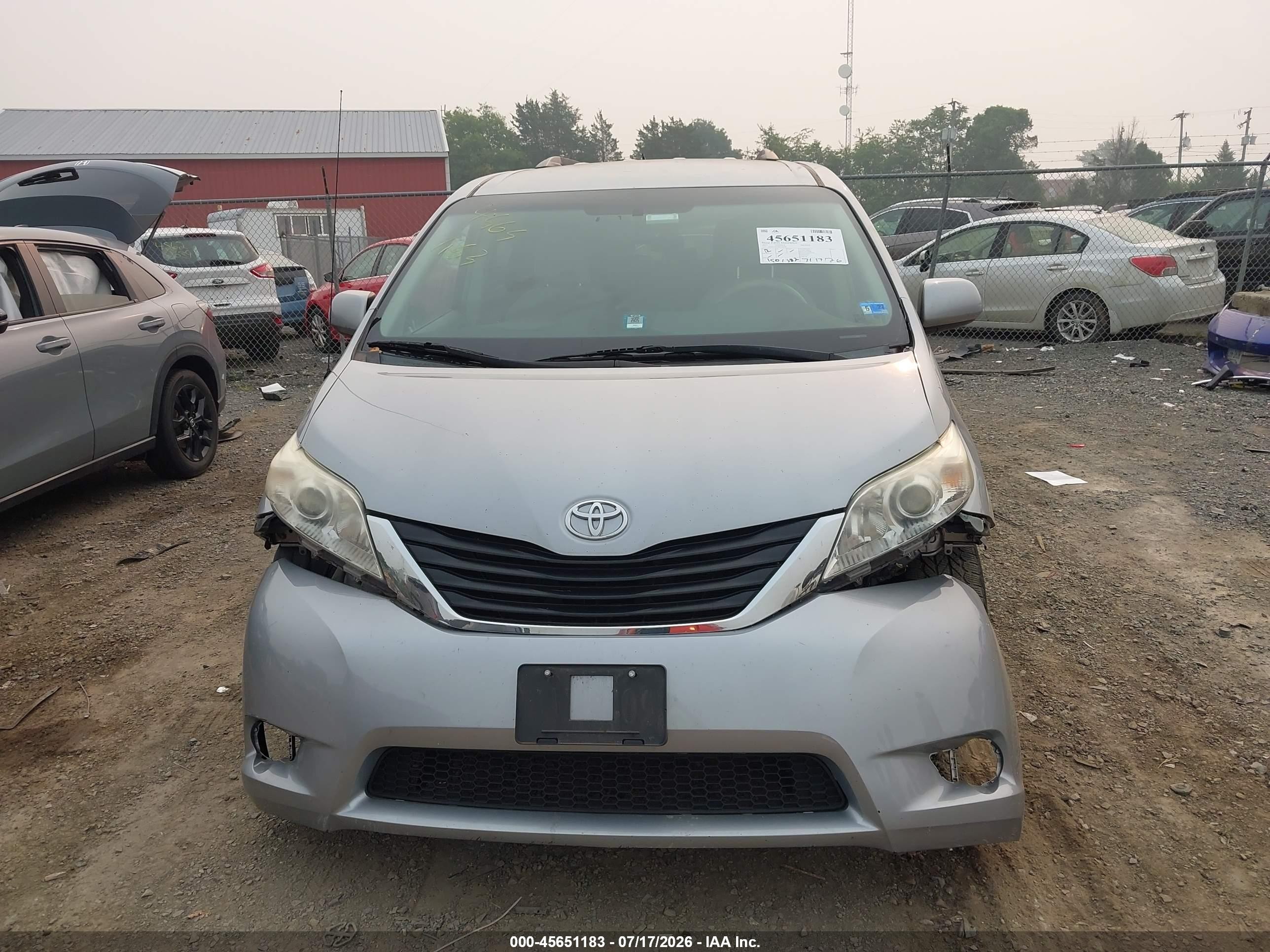 2011 Toyota Sienna Le V6 Silver vin: 5TDKK3DC8BS159244