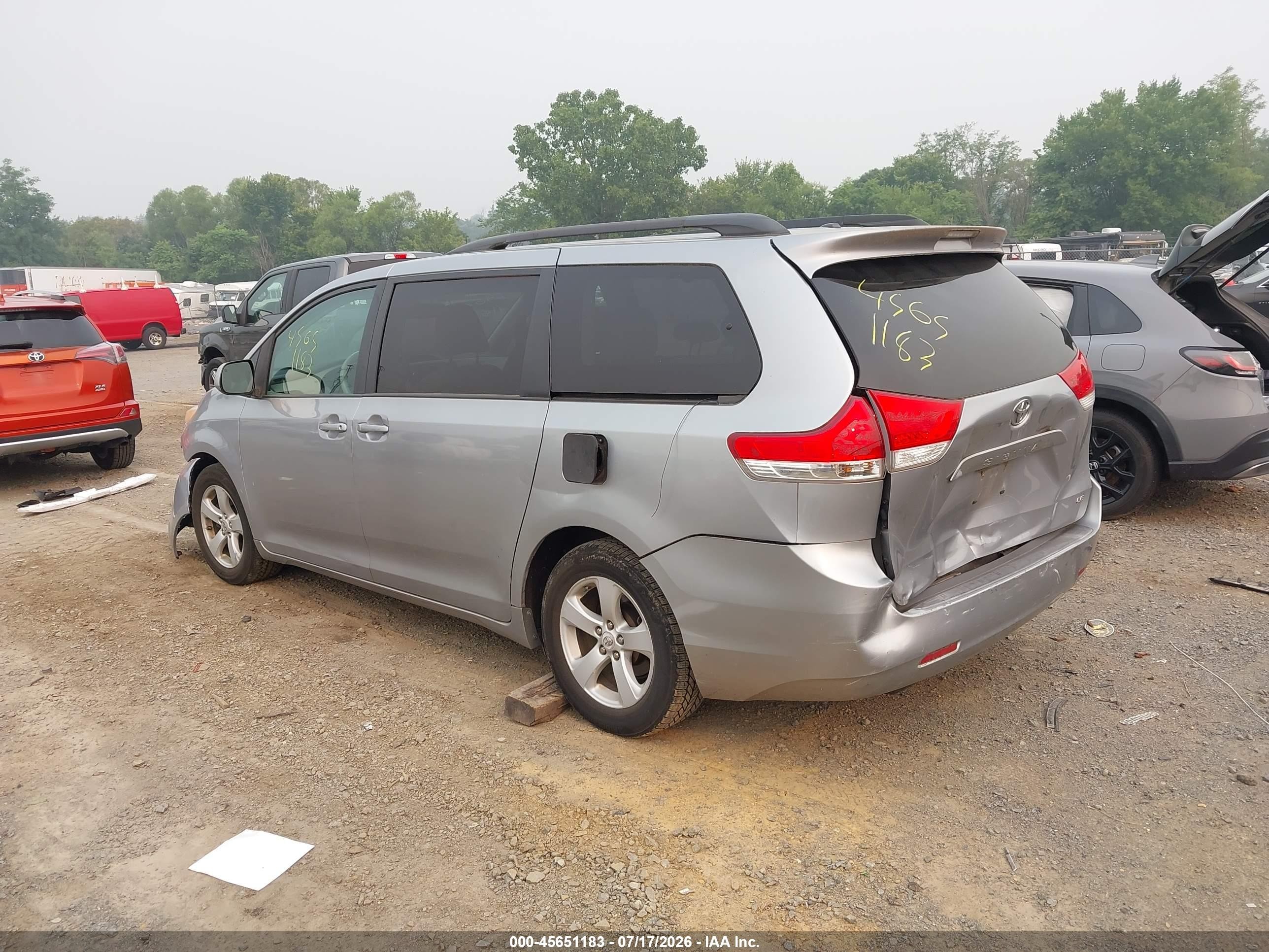2011 Toyota Sienna Le V6 Silver vin: 5TDKK3DC8BS159244