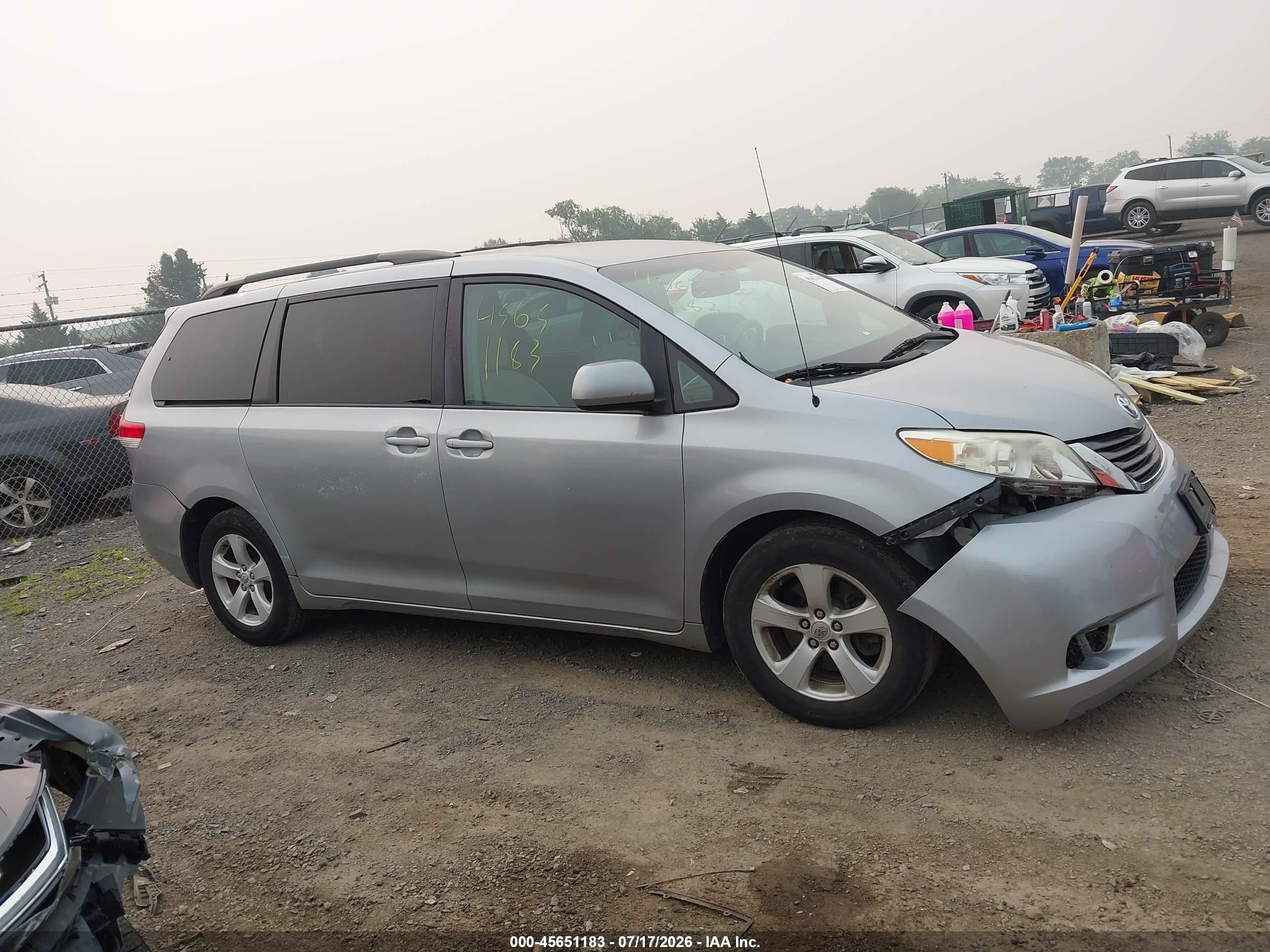 2011 Toyota Sienna Le V6 Silver vin: 5TDKK3DC8BS159244