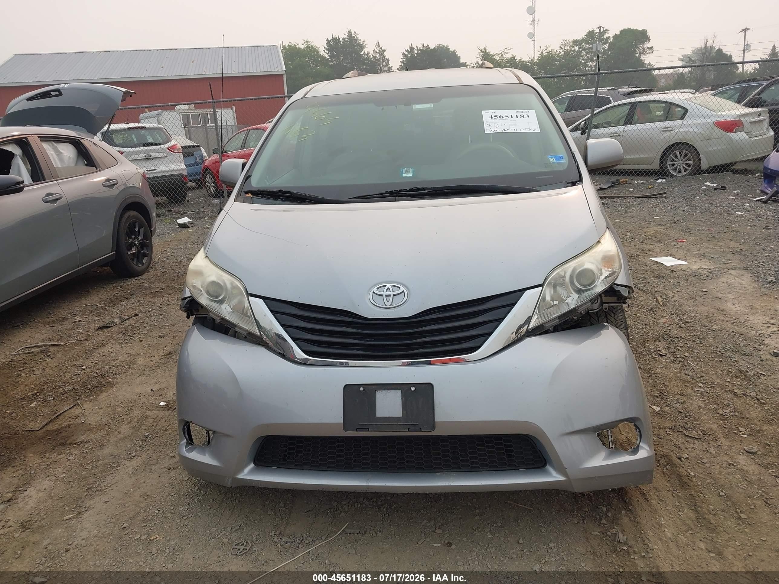 2011 Toyota Sienna Le V6 Silver vin: 5TDKK3DC8BS159244