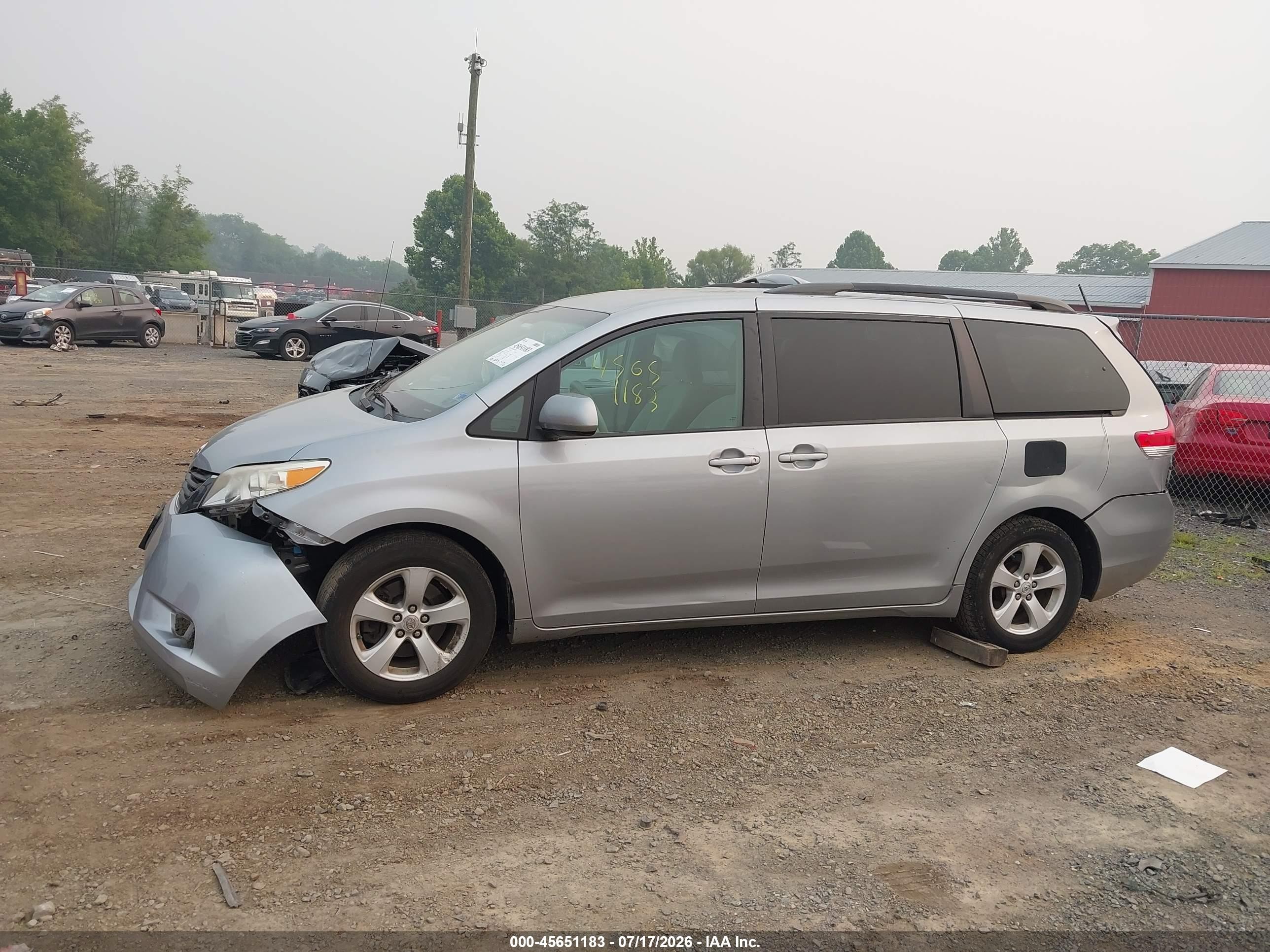 2011 Toyota Sienna Le V6 Silver vin: 5TDKK3DC8BS159244