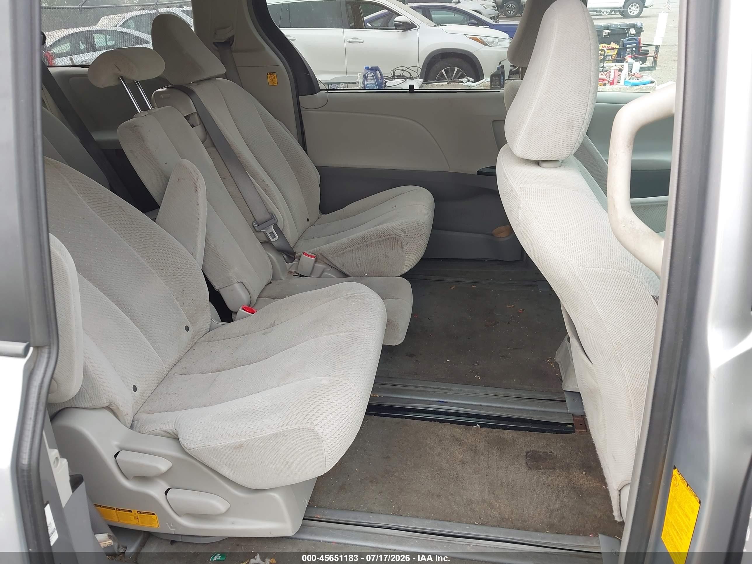 2011 Toyota Sienna Le V6 Silver vin: 5TDKK3DC8BS159244