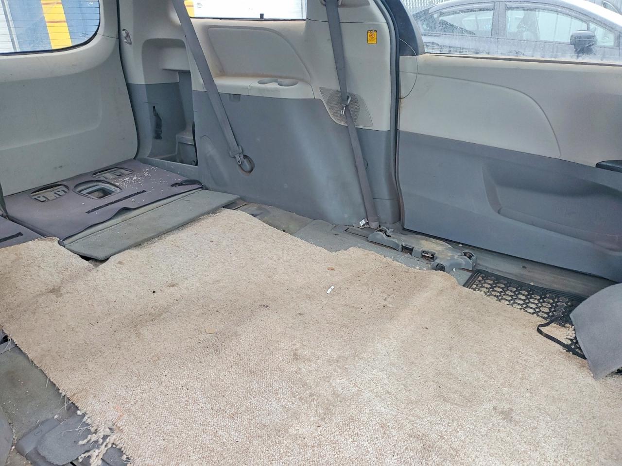 2011 Toyota Sienna Le Серебряный vin: 5TDKK3DC8BS159342