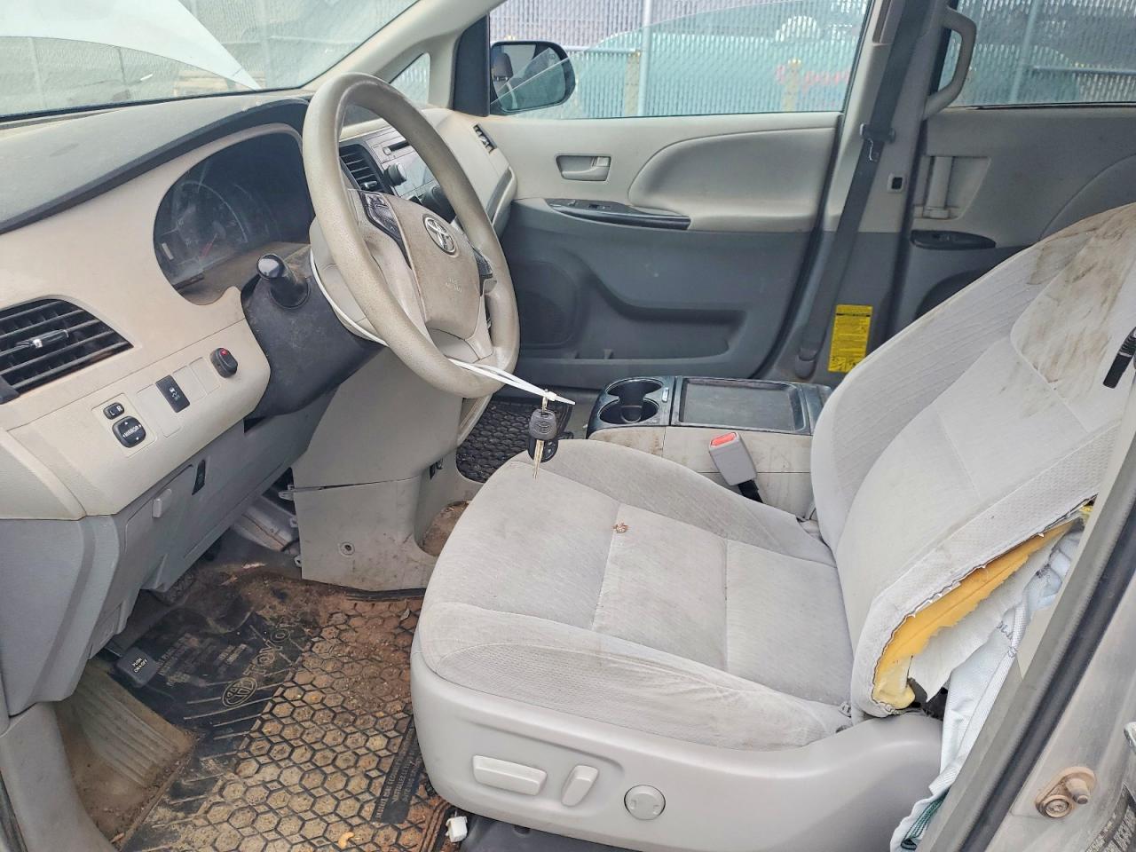2011 Toyota Sienna Le Серебряный vin: 5TDKK3DC8BS159342