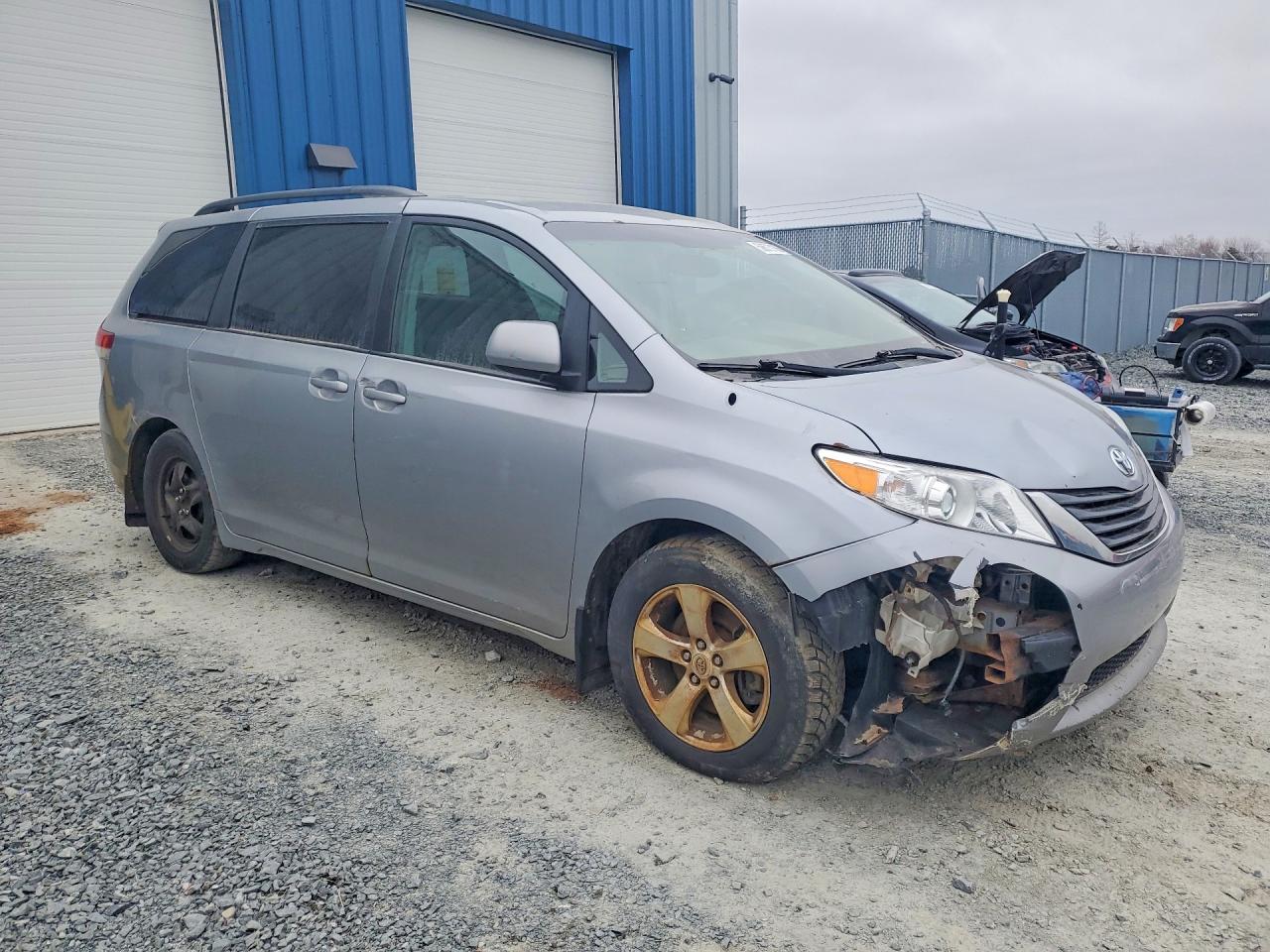 2011 Toyota Sienna Le Серебряный vin: 5TDKK3DC8BS159342