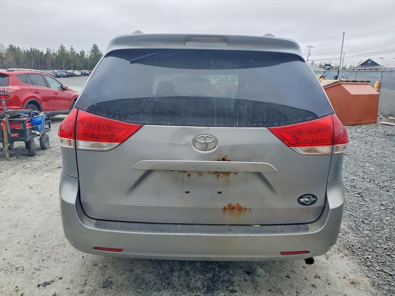 2011 Toyota Sienna Le Серебряный vin: 5TDKK3DC8BS159342