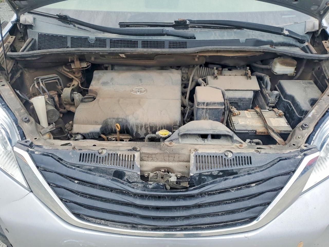 2011 Toyota Sienna Le Серебряный vin: 5TDKK3DC8BS159342