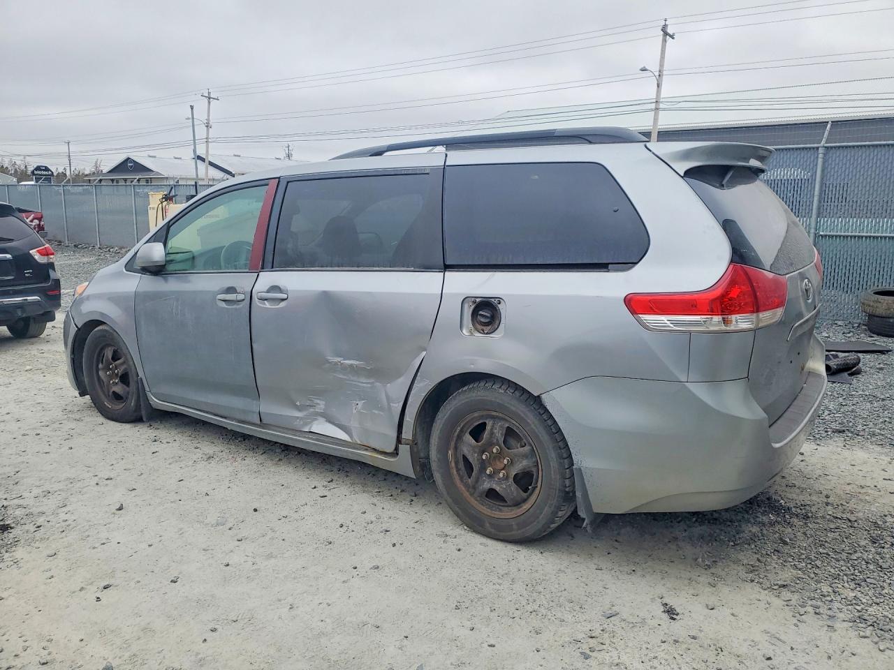 2011 Toyota Sienna Le Серебряный vin: 5TDKK3DC8BS159342