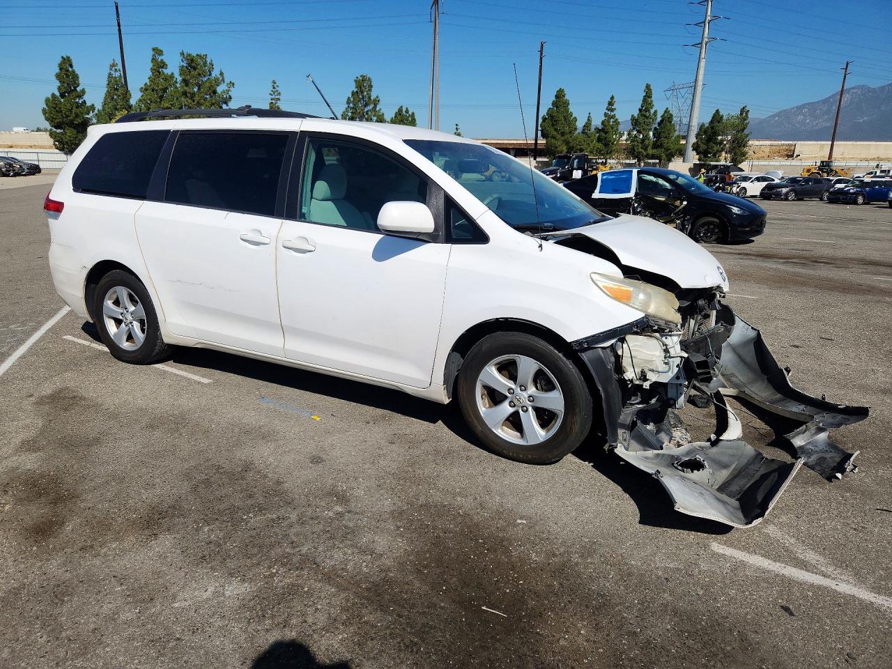 2011 Toyota Sienna Le White vin: 5TDKK3DC8BS172494