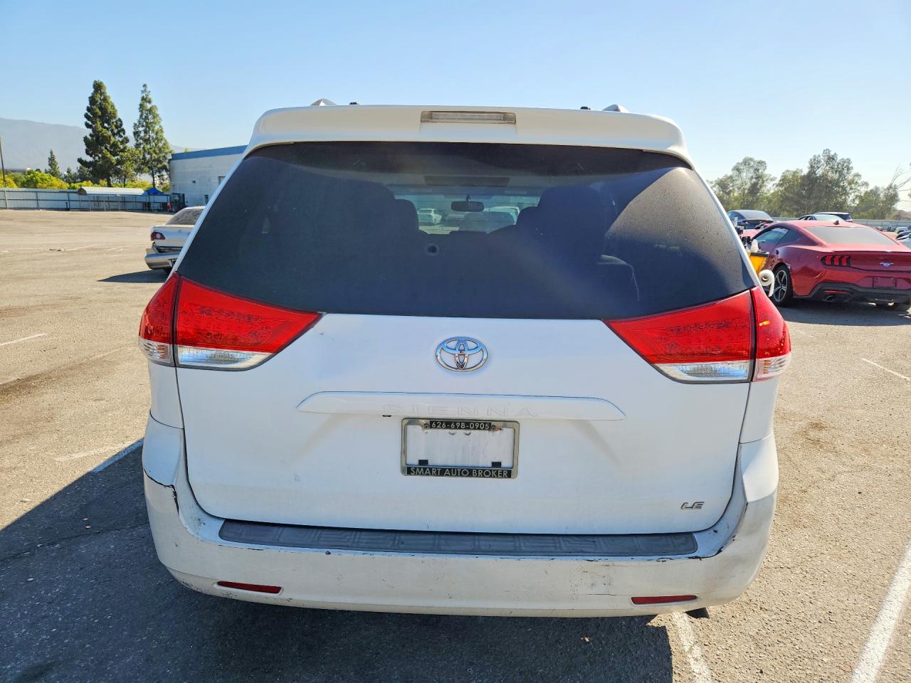 2011 Toyota Sienna Le White vin: 5TDKK3DC8BS172494