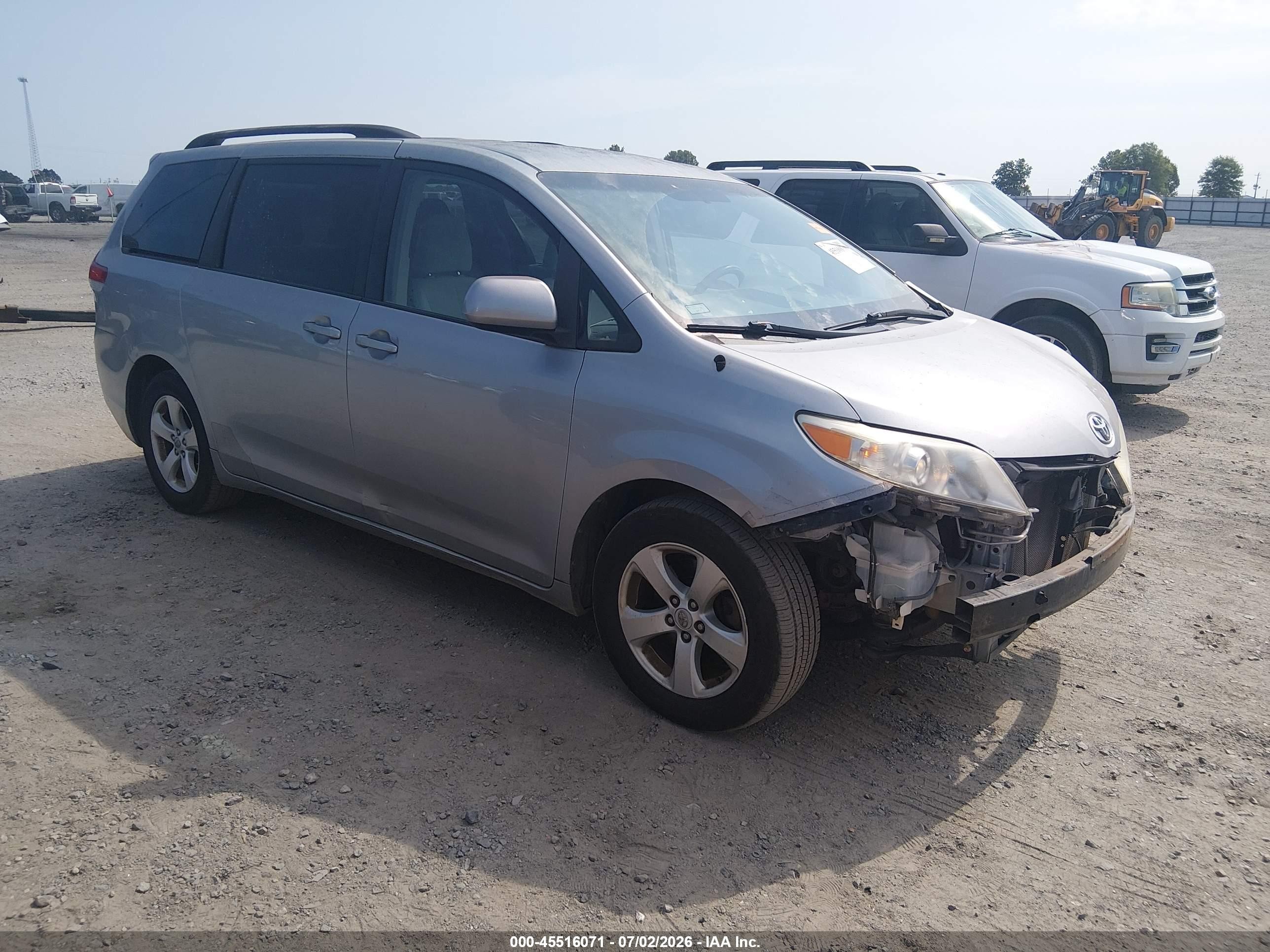 2012 Toyota Sienna Le V6 8 Passenger Серебряный vin: 5TDKK3DC8CS190673