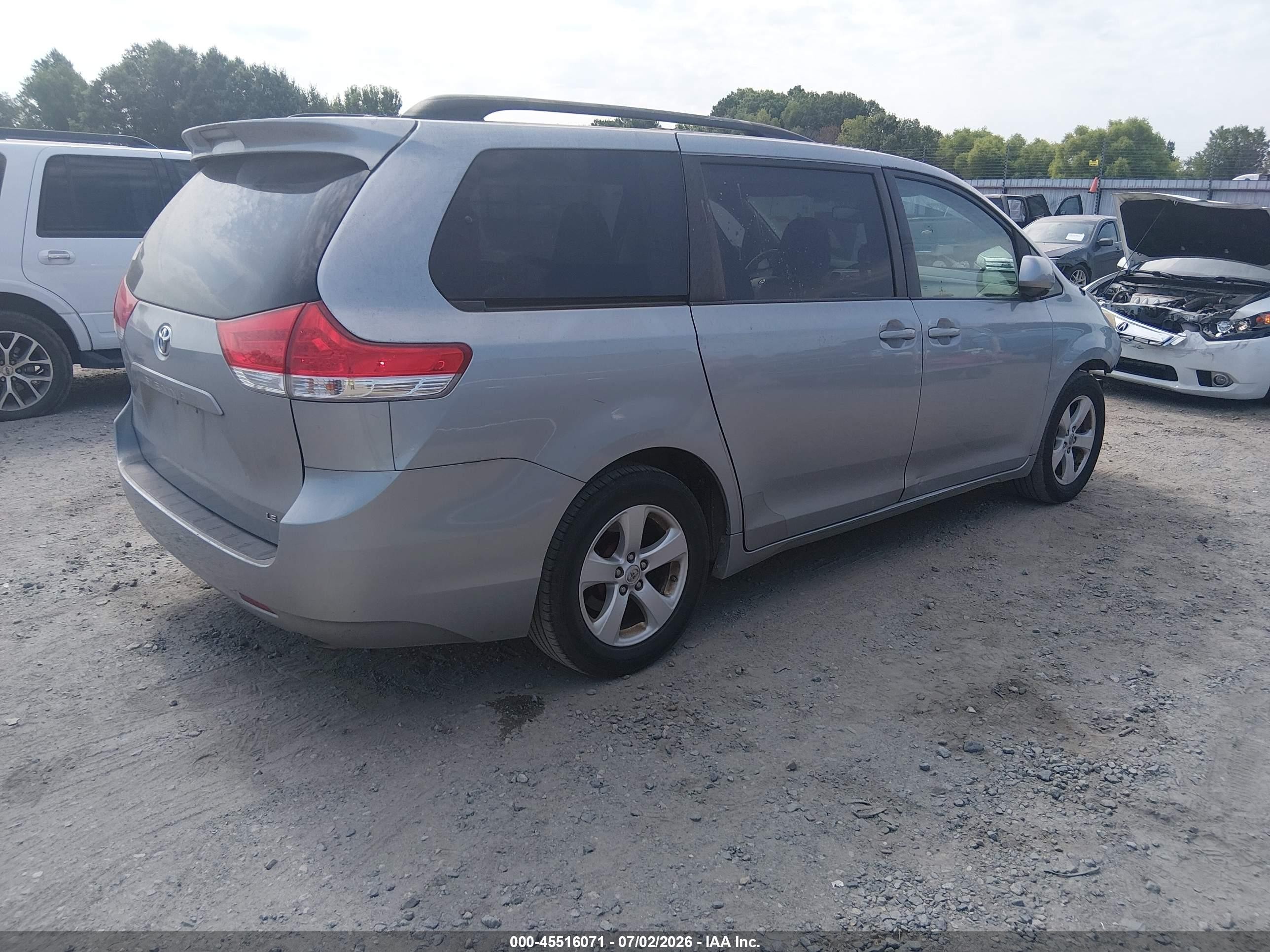 2012 Toyota Sienna Le V6 8 Passenger Серебряный vin: 5TDKK3DC8CS190673