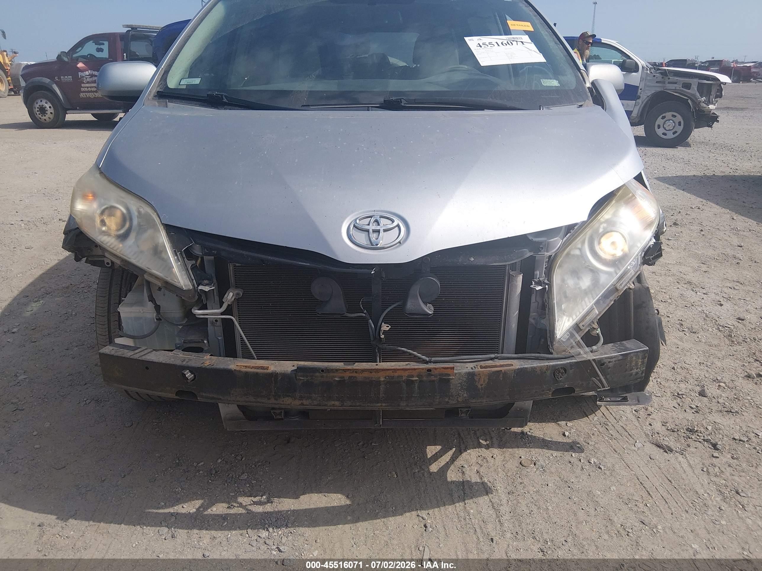 2012 Toyota Sienna Le V6 8 Passenger Серебряный vin: 5TDKK3DC8CS190673