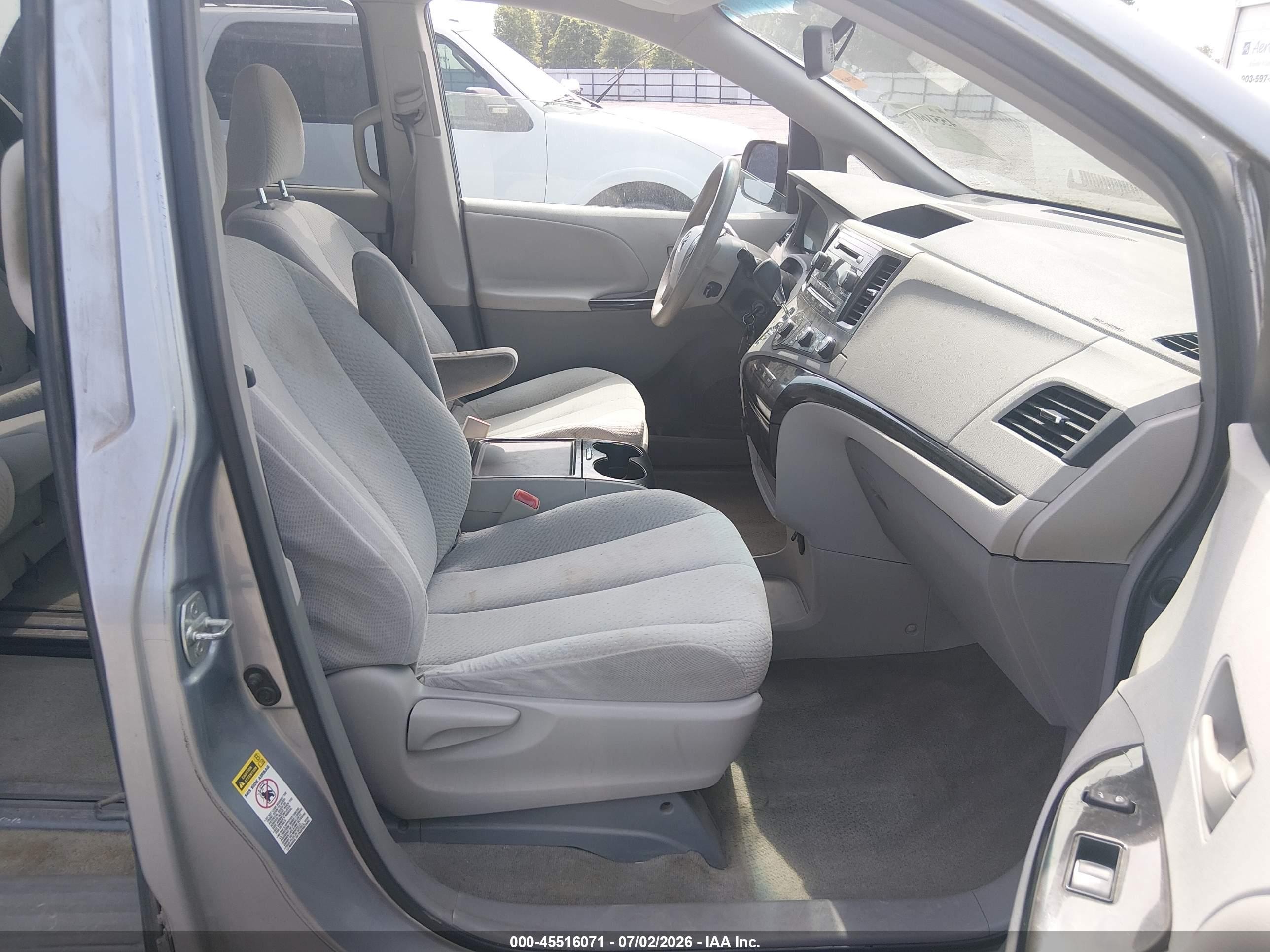 2012 Toyota Sienna Le V6 8 Passenger Серебряный vin: 5TDKK3DC8CS190673