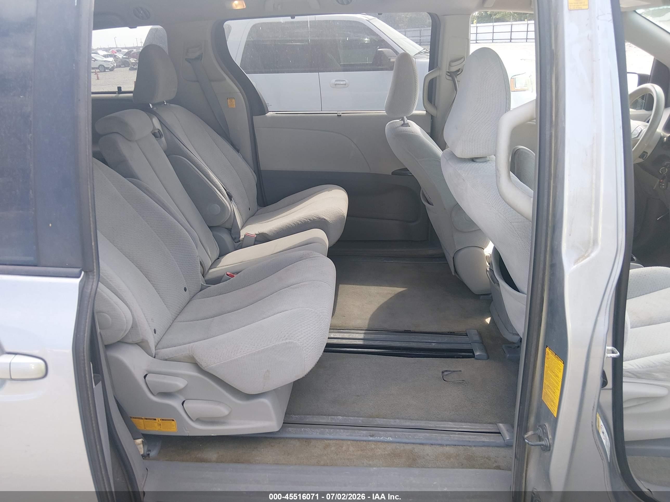 2012 Toyota Sienna Le V6 8 Passenger Серебряный vin: 5TDKK3DC8CS190673