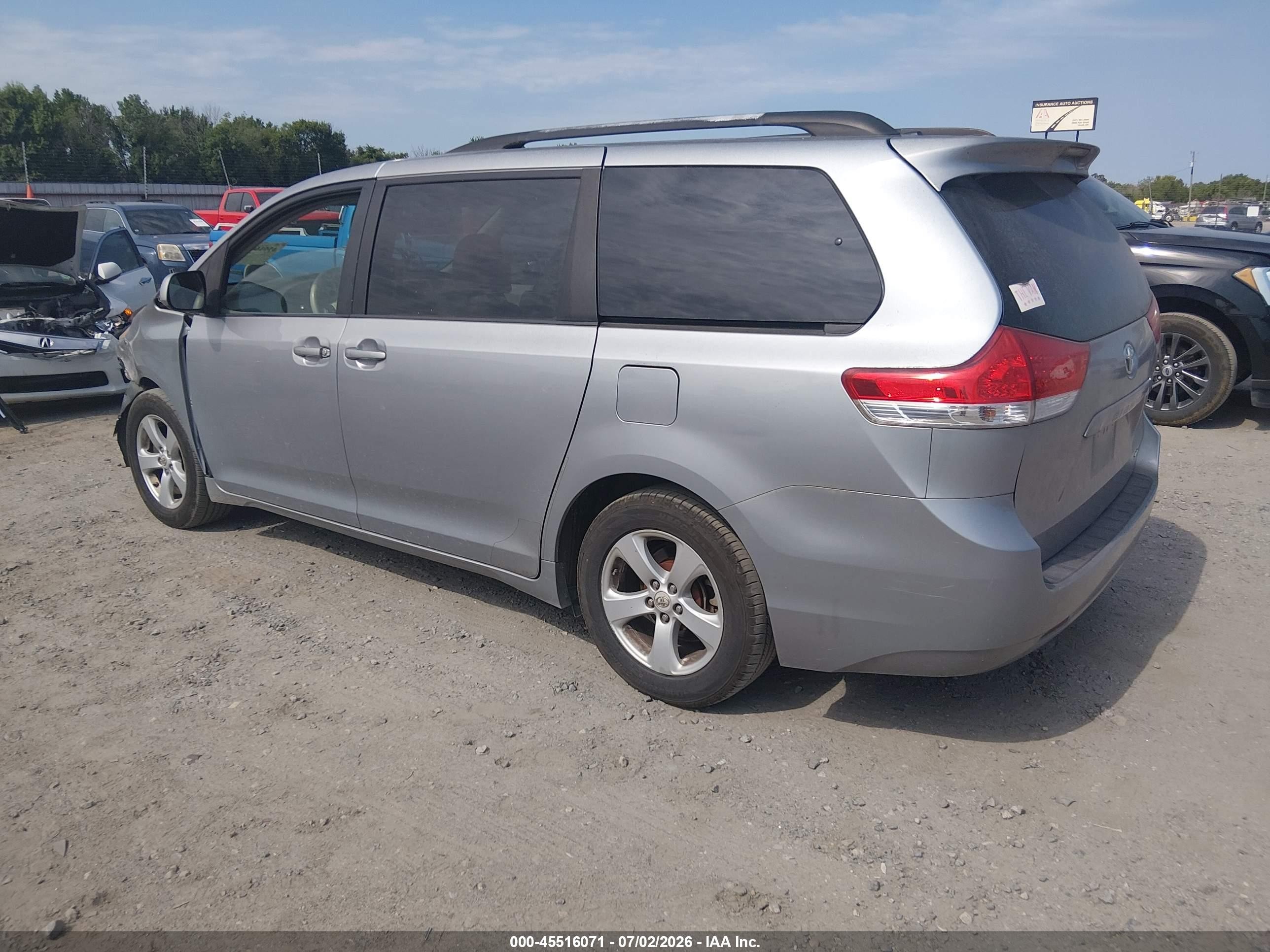 2012 Toyota Sienna Le V6 8 Passenger Серебряный vin: 5TDKK3DC8CS190673