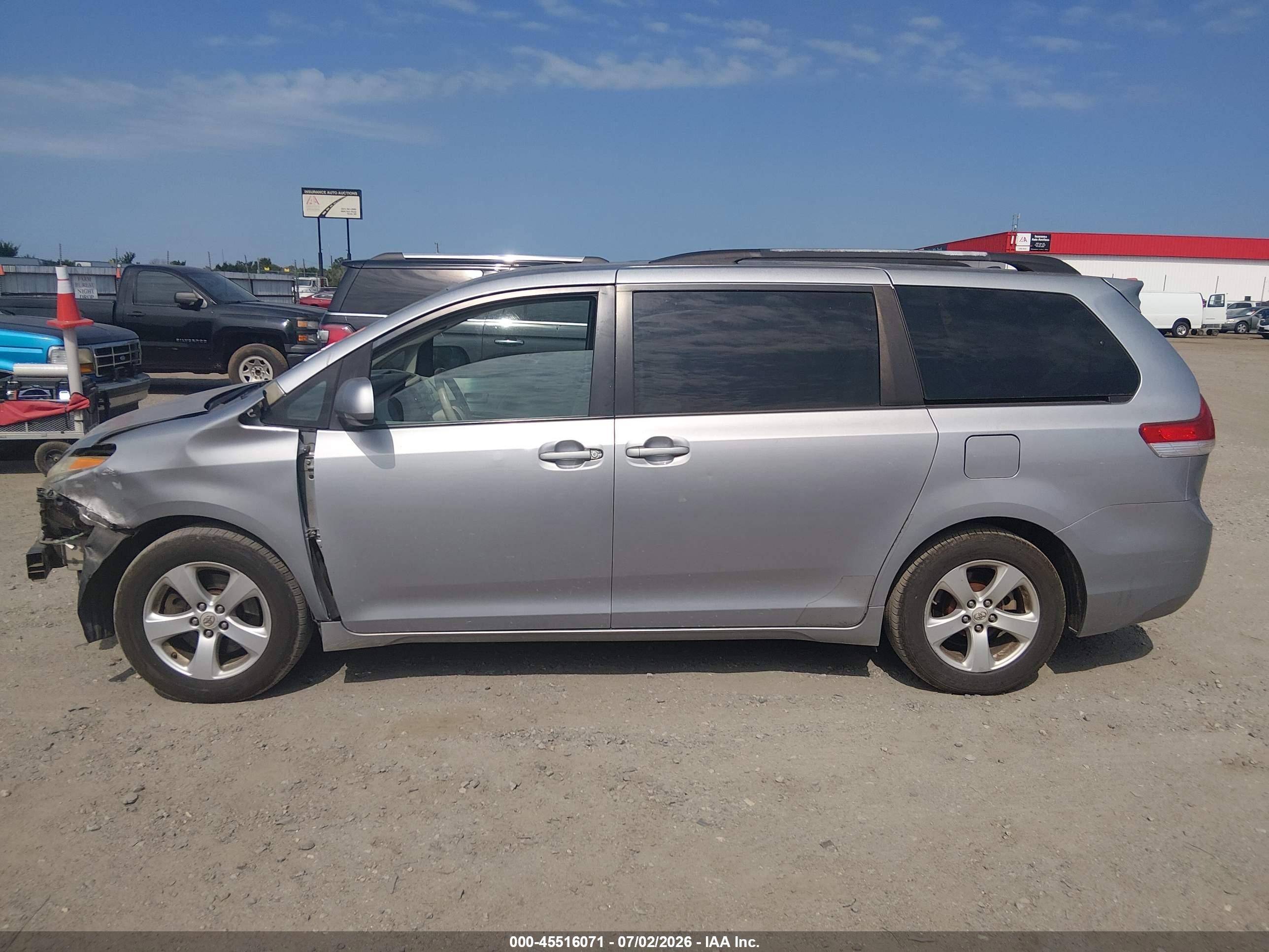 2012 Toyota Sienna Le V6 8 Passenger Серебряный vin: 5TDKK3DC8CS190673