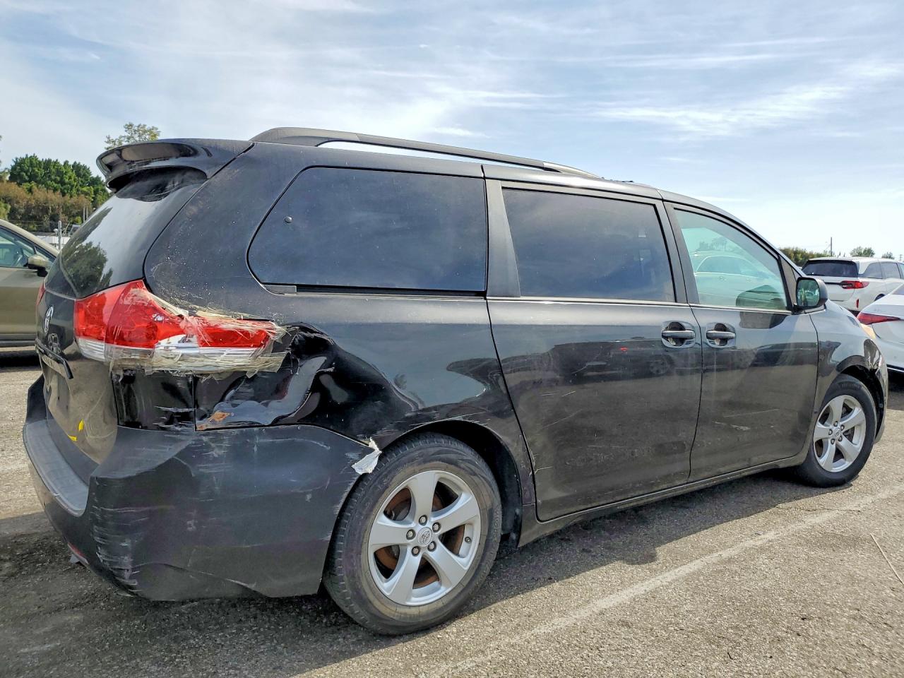 2012 Toyota Sienna Le 8-passenger Black vin: 5TDKK3DC8CS218200