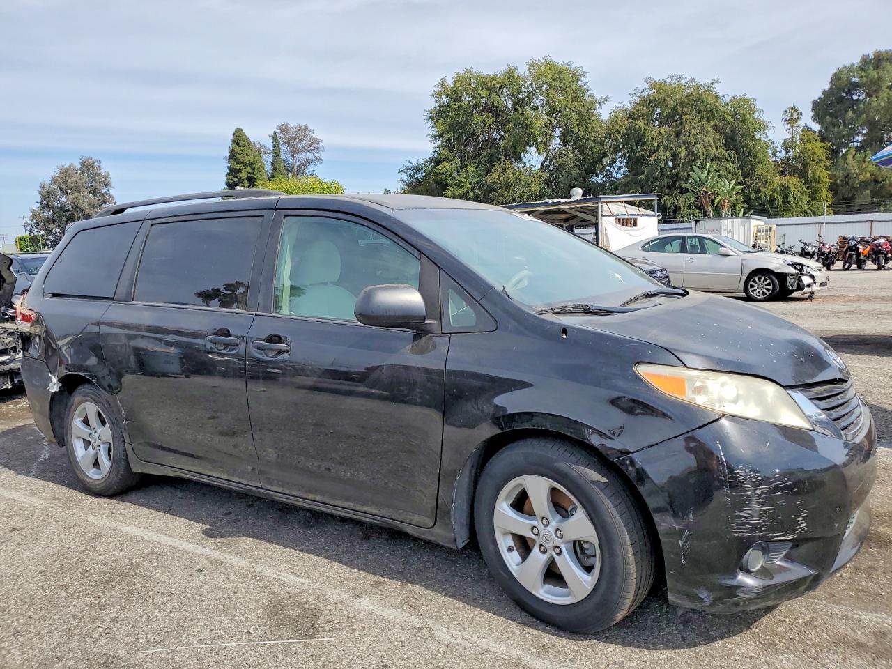 2012 Toyota Sienna Le 8-passenger Black vin: 5TDKK3DC8CS218200