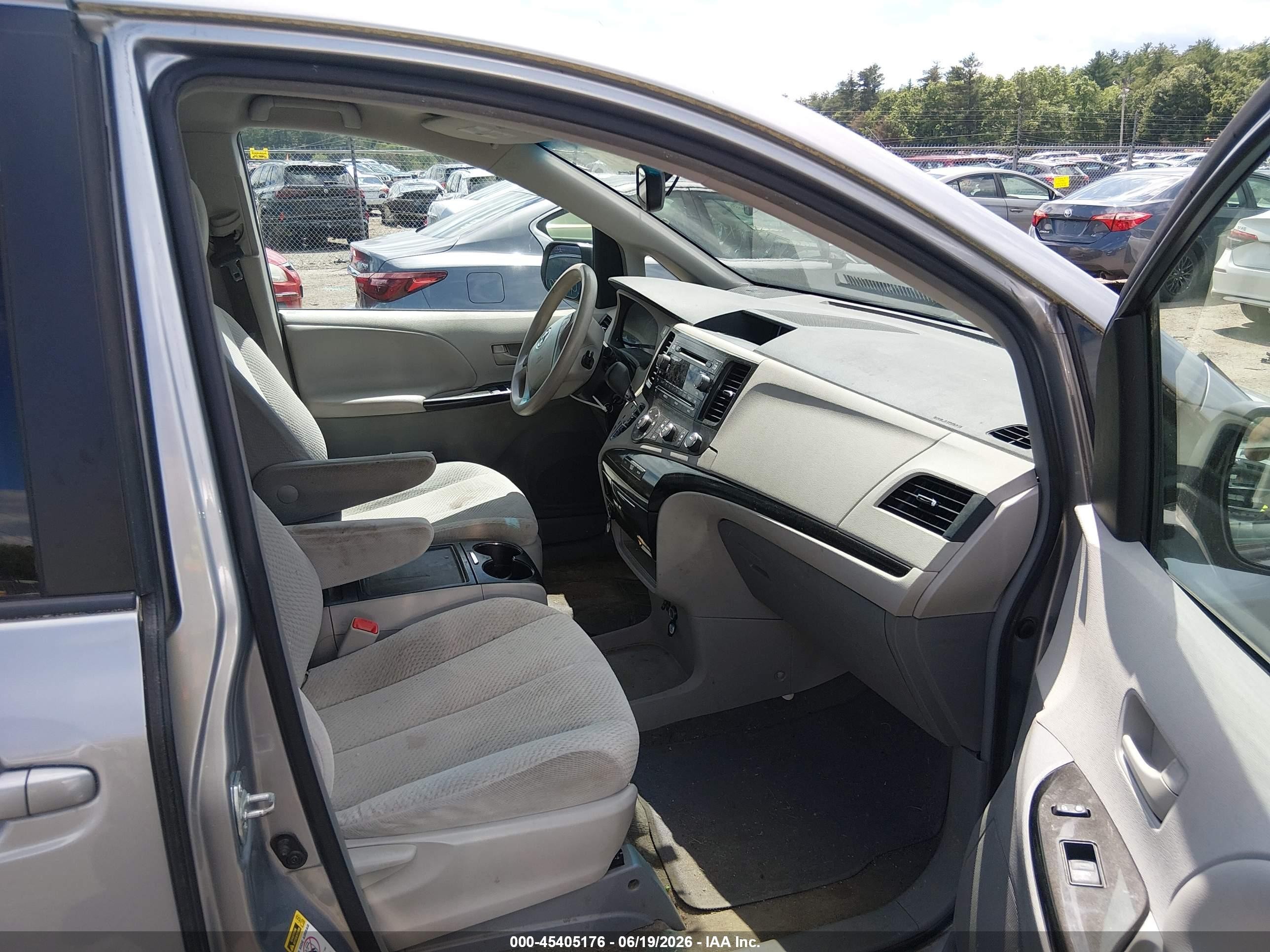 2012 Toyota Sienna Le V6 8 Passenger Silver vin: 5TDKK3DC8CS235367