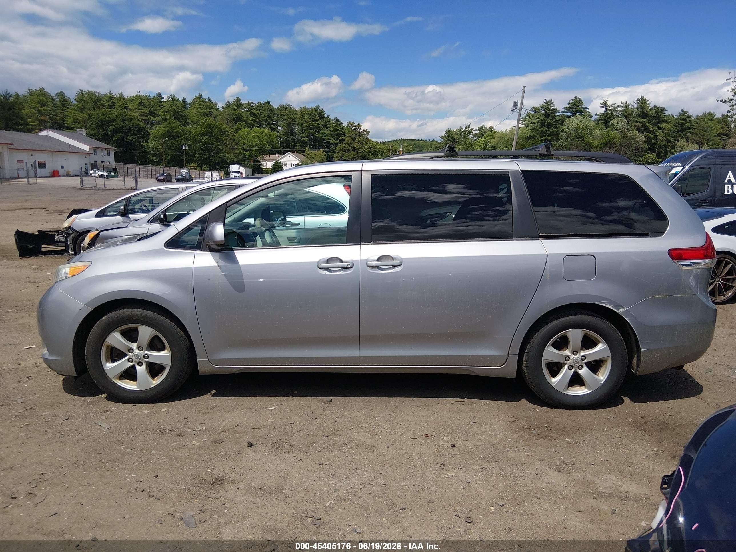 2012 Toyota Sienna Le V6 8 Passenger Silver vin: 5TDKK3DC8CS235367