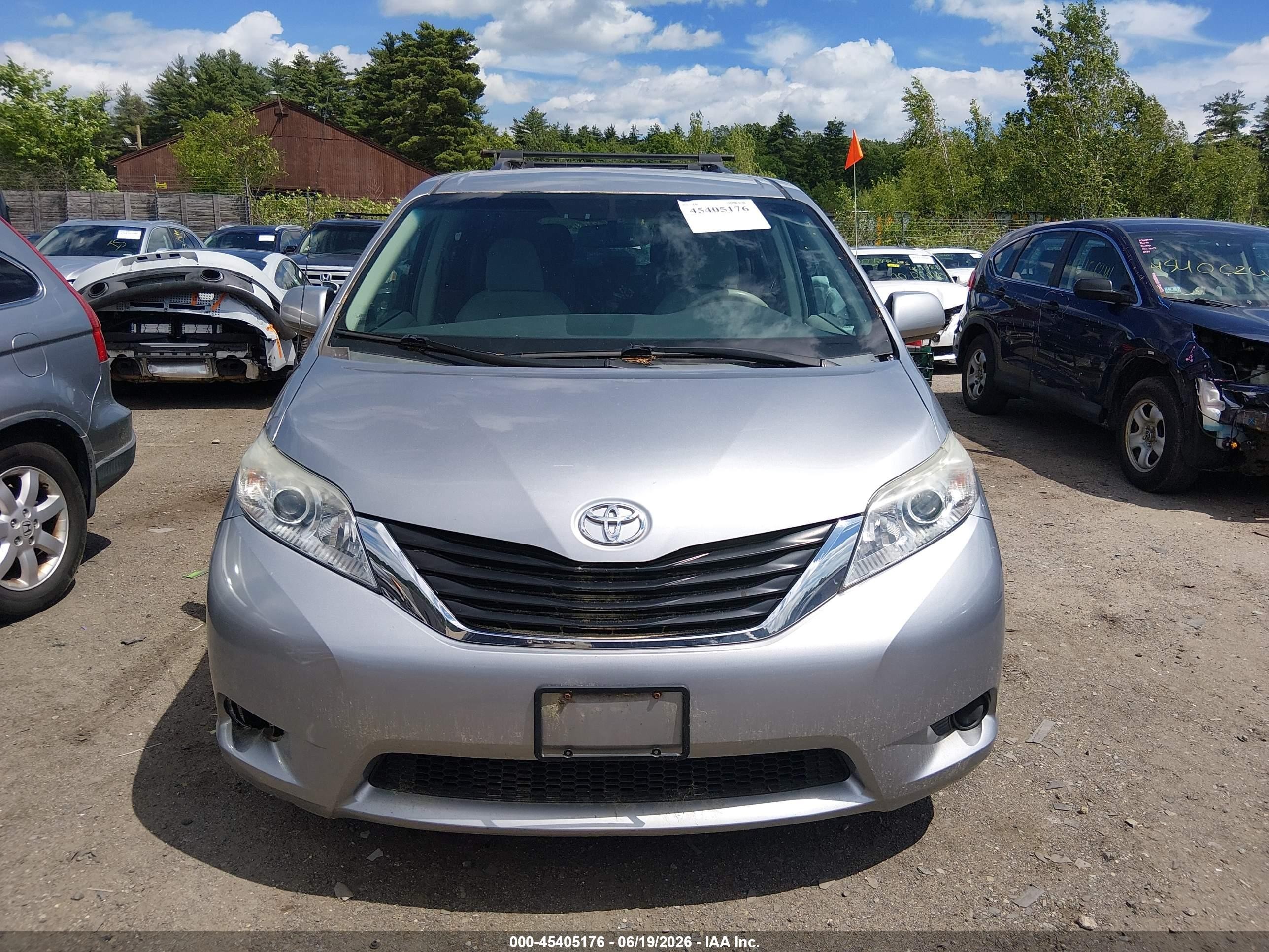 2012 Toyota Sienna Le V6 8 Passenger Silver vin: 5TDKK3DC8CS235367