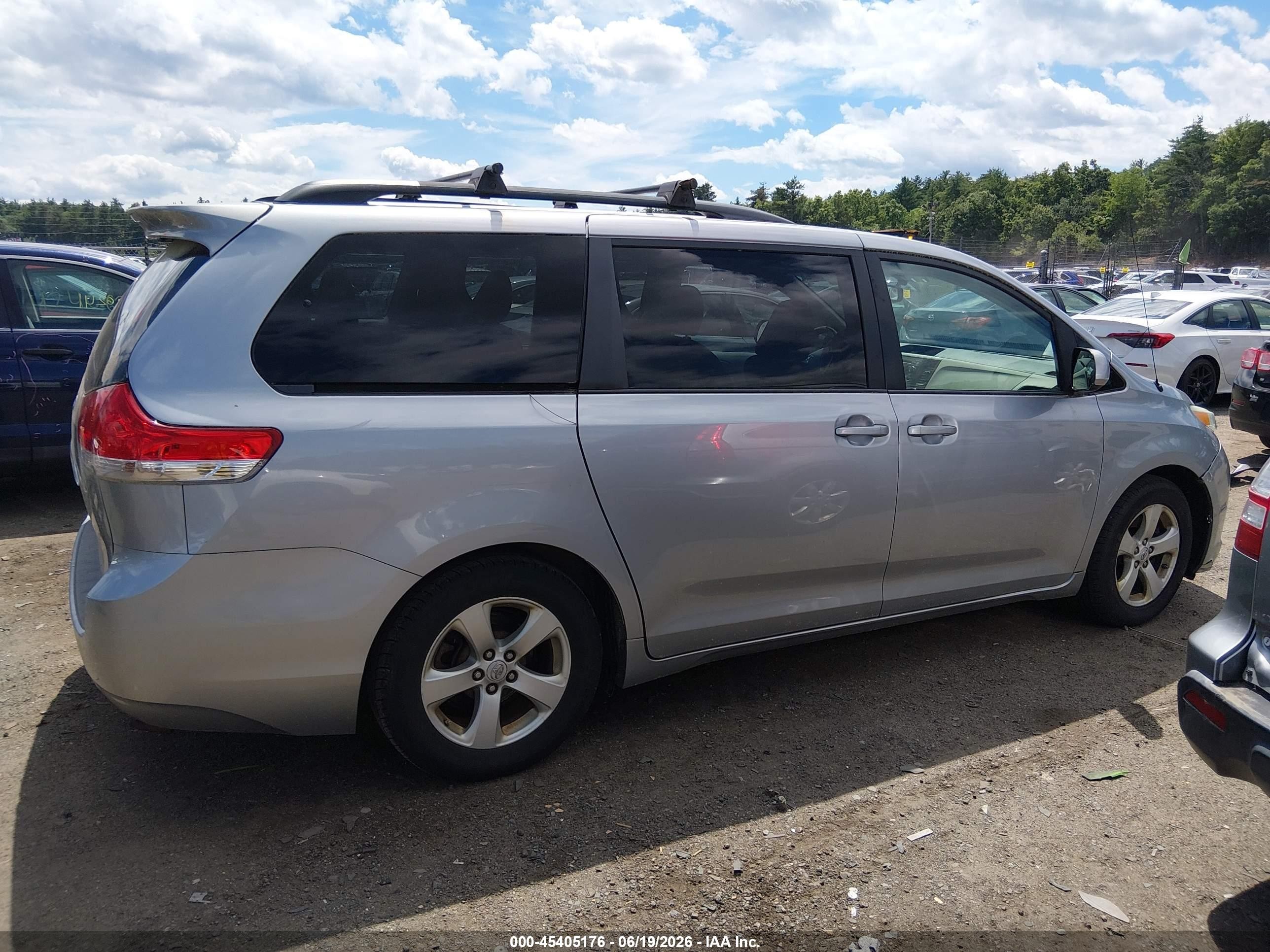 2012 Toyota Sienna Le V6 8 Passenger Silver vin: 5TDKK3DC8CS235367