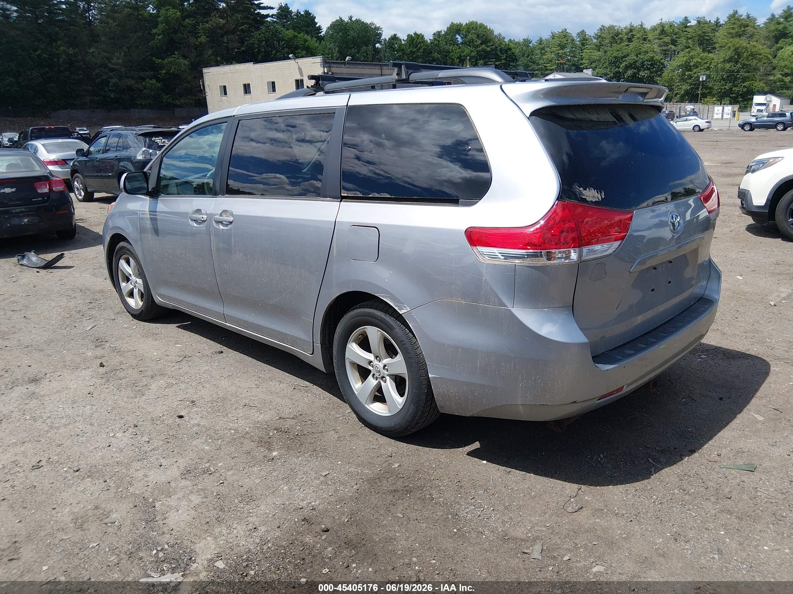 2012 Toyota Sienna Le V6 8 Passenger Silver vin: 5TDKK3DC8CS235367
