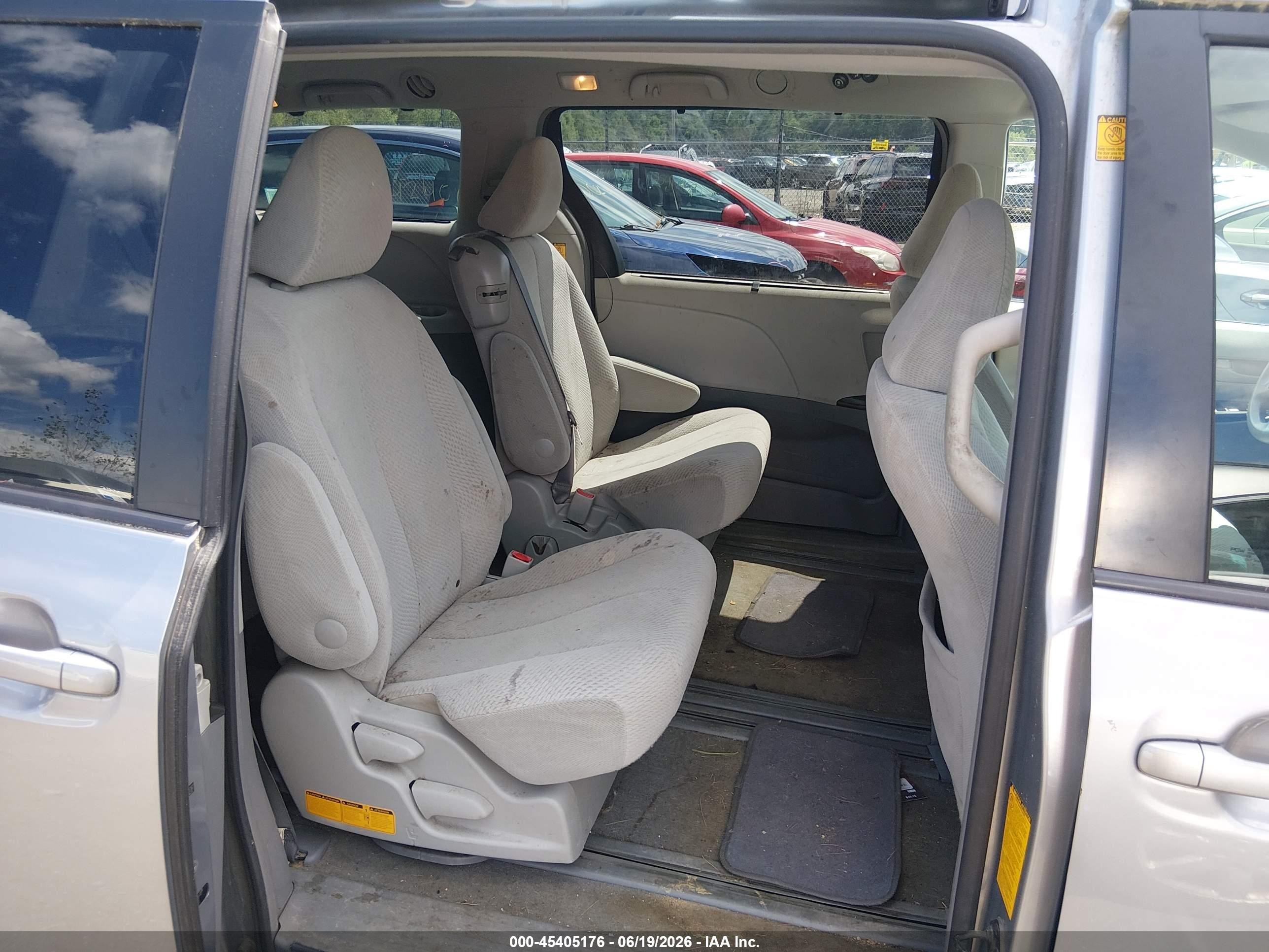 2012 Toyota Sienna Le V6 8 Passenger Silver vin: 5TDKK3DC8CS235367