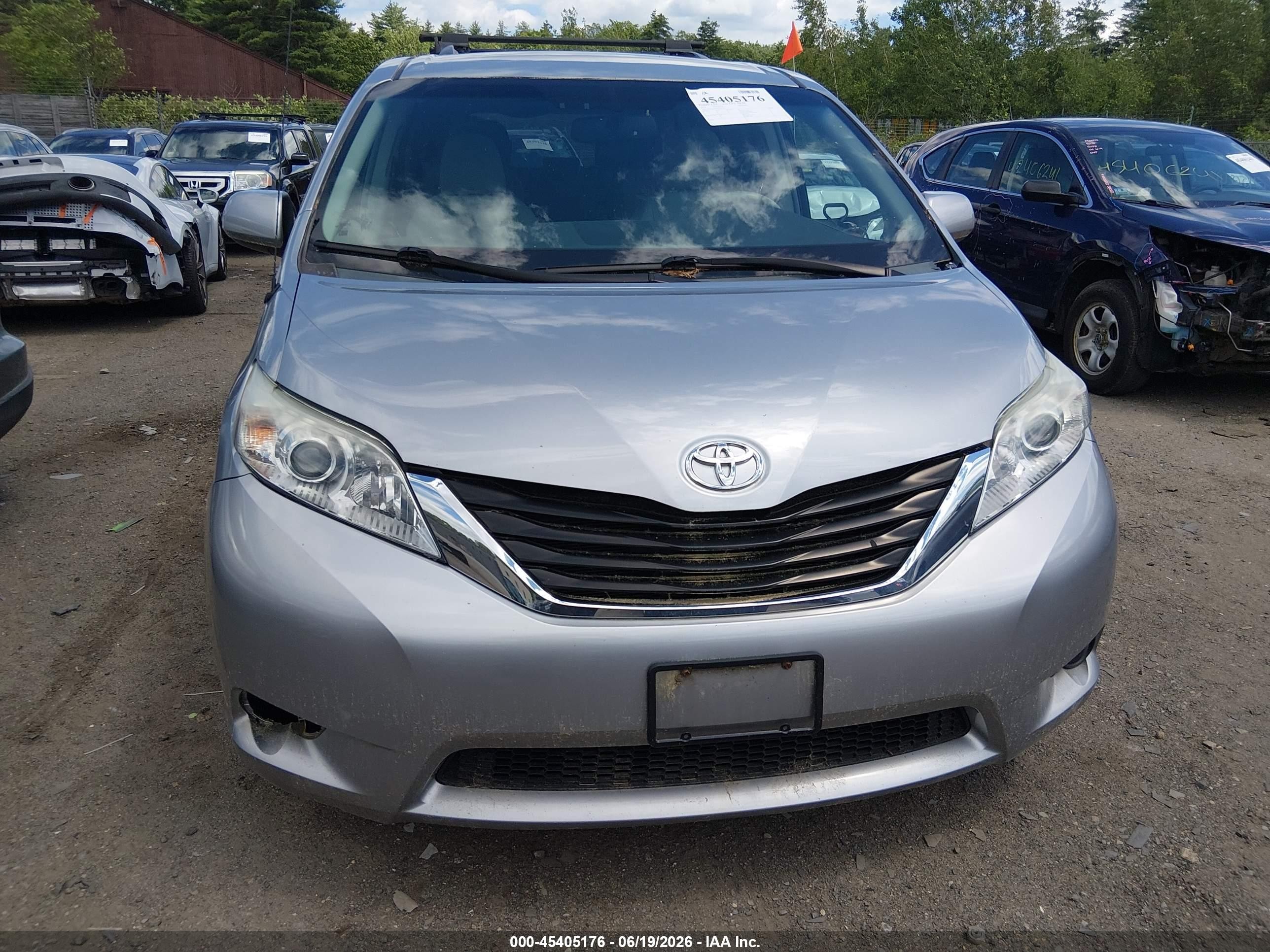 2012 Toyota Sienna Le V6 8 Passenger Silver vin: 5TDKK3DC8CS235367