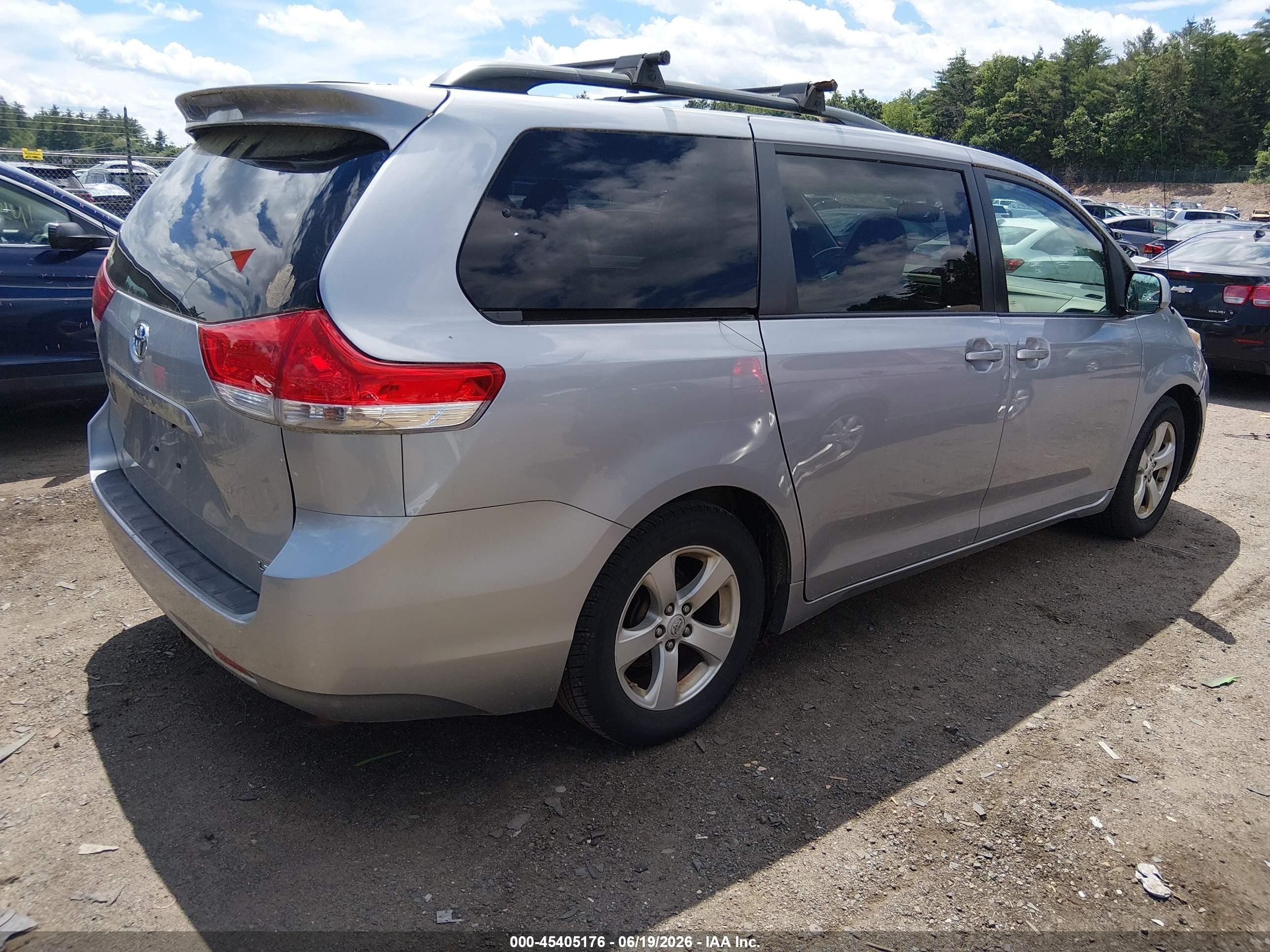 2012 Toyota Sienna Le V6 8 Passenger Silver vin: 5TDKK3DC8CS235367