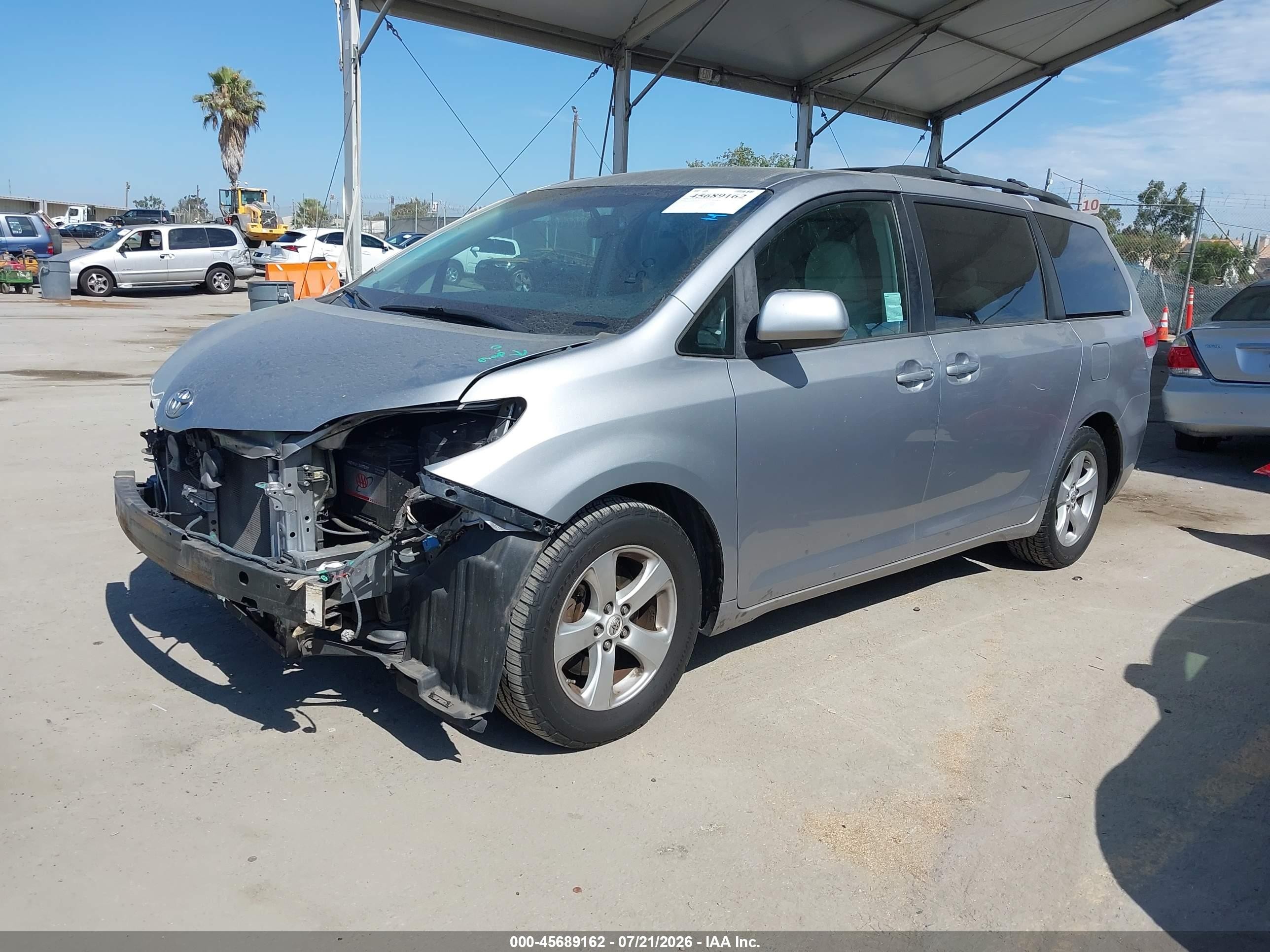 2012 Toyota Sienna Le V6 8 Passenger Silver vin: 5TDKK3DC8CS237555