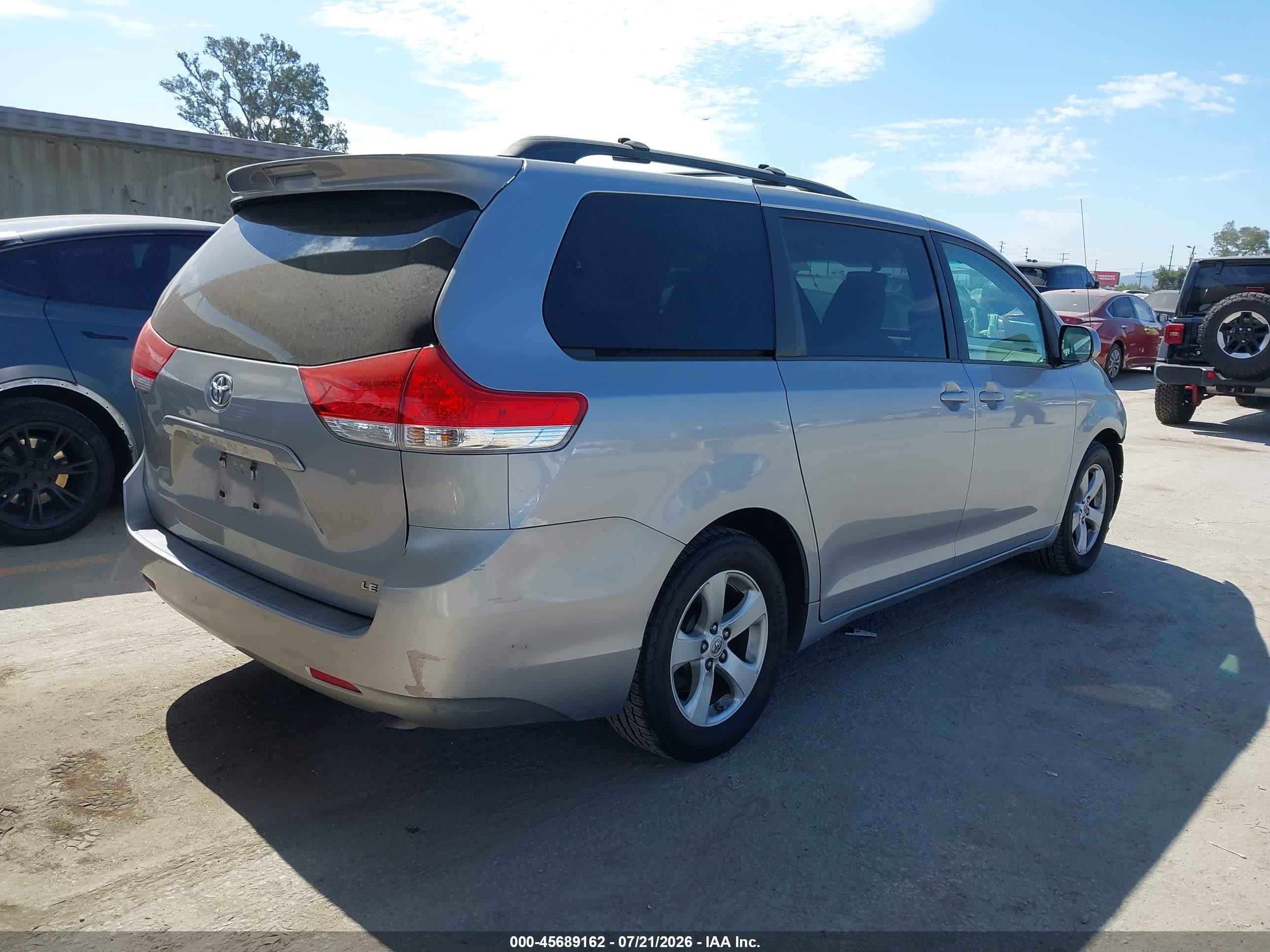2012 Toyota Sienna Le V6 8 Passenger Silver vin: 5TDKK3DC8CS237555