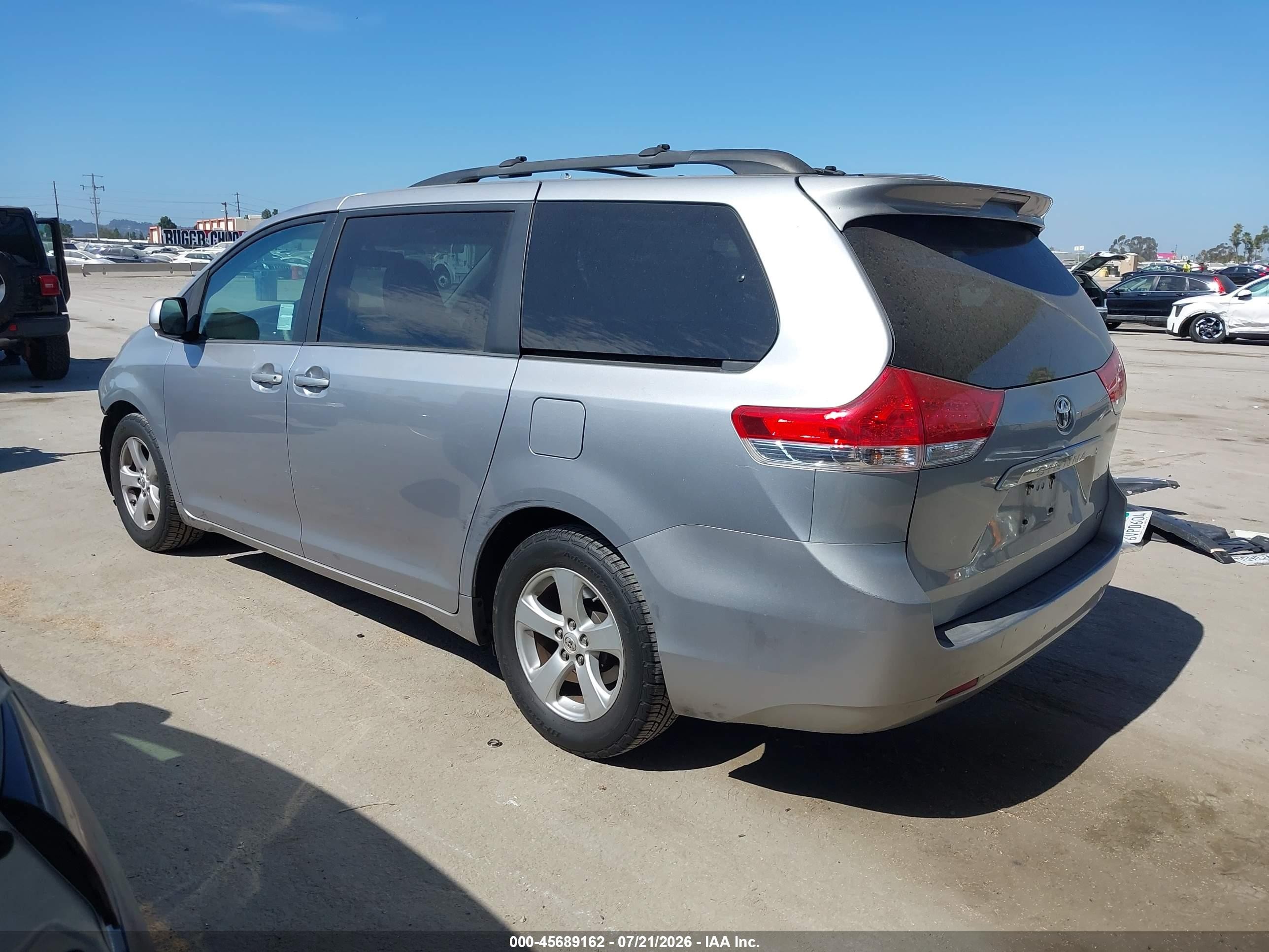 2012 Toyota Sienna Le V6 8 Passenger Silver vin: 5TDKK3DC8CS237555