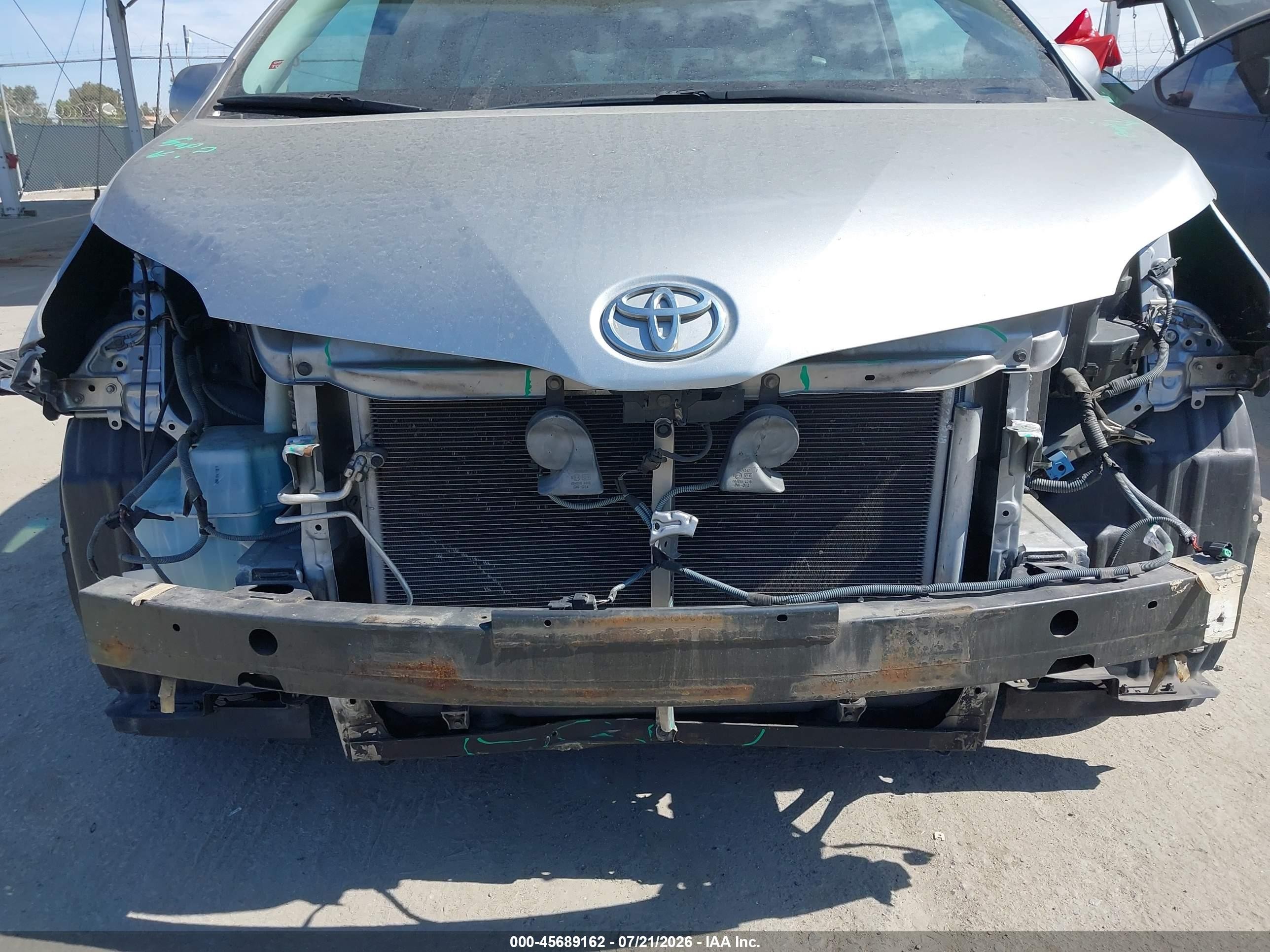 2012 Toyota Sienna Le V6 8 Passenger Silver vin: 5TDKK3DC8CS237555