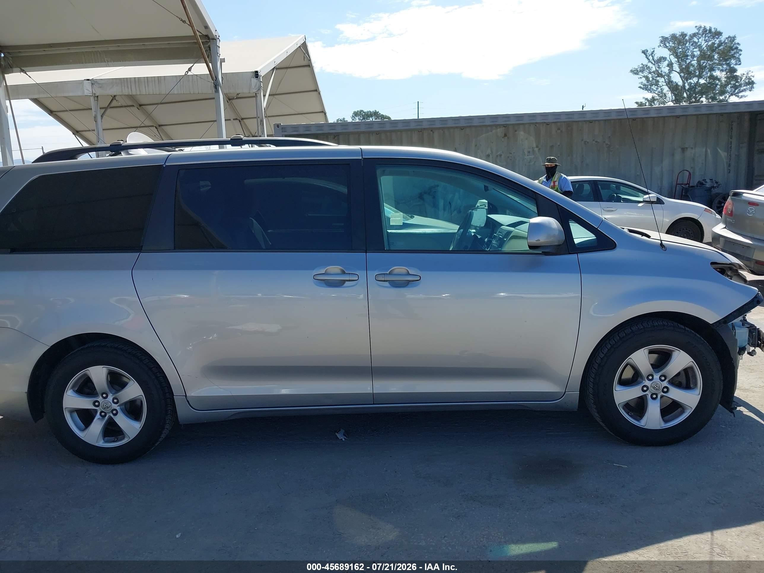 2012 Toyota Sienna Le V6 8 Passenger Silver vin: 5TDKK3DC8CS237555