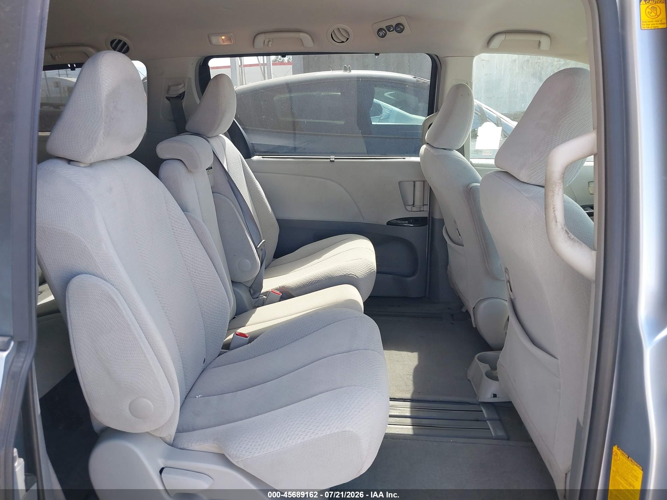 2012 Toyota Sienna Le V6 8 Passenger Silver vin: 5TDKK3DC8CS237555
