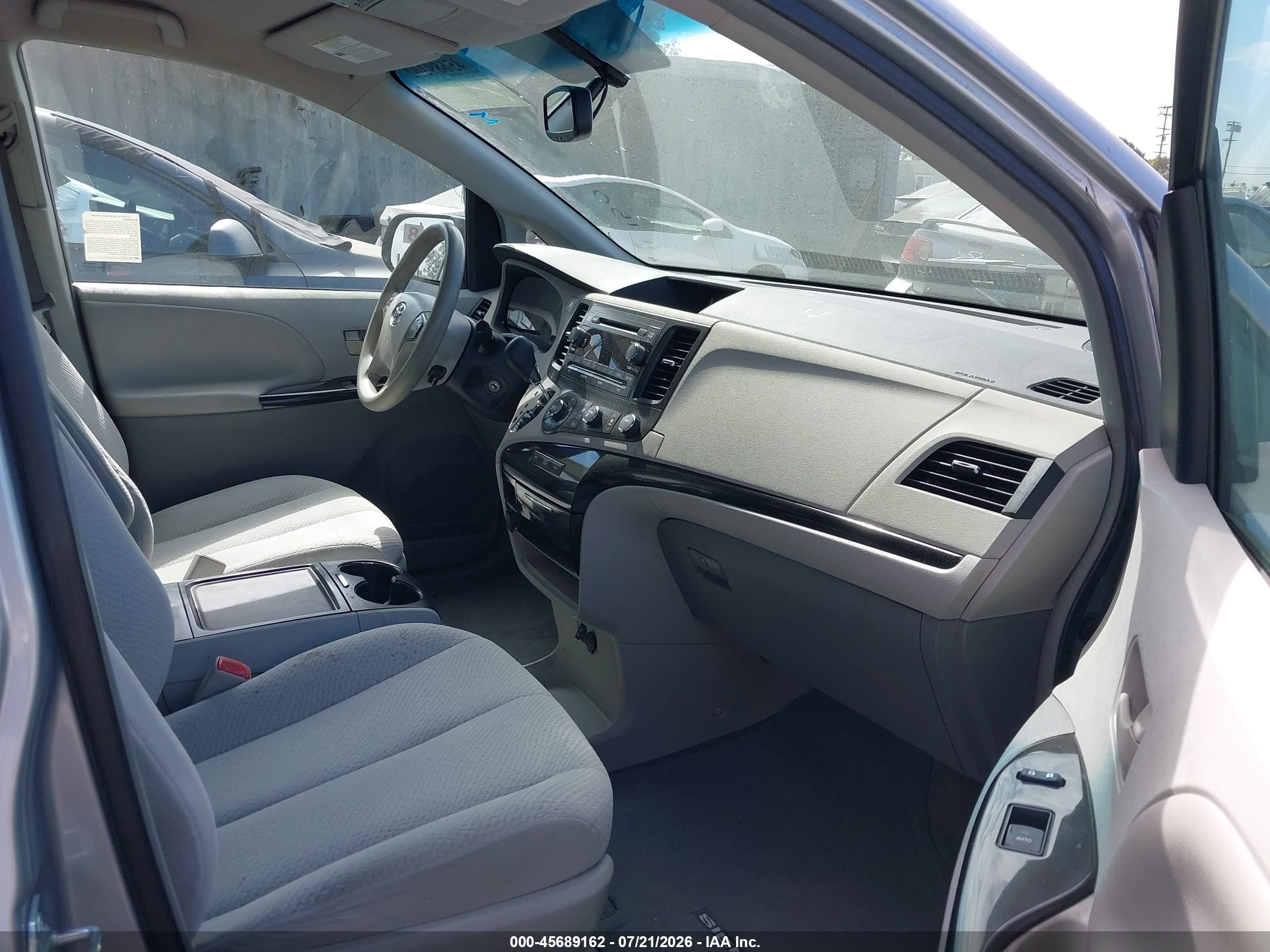 2012 Toyota Sienna Le V6 8 Passenger Silver vin: 5TDKK3DC8CS237555