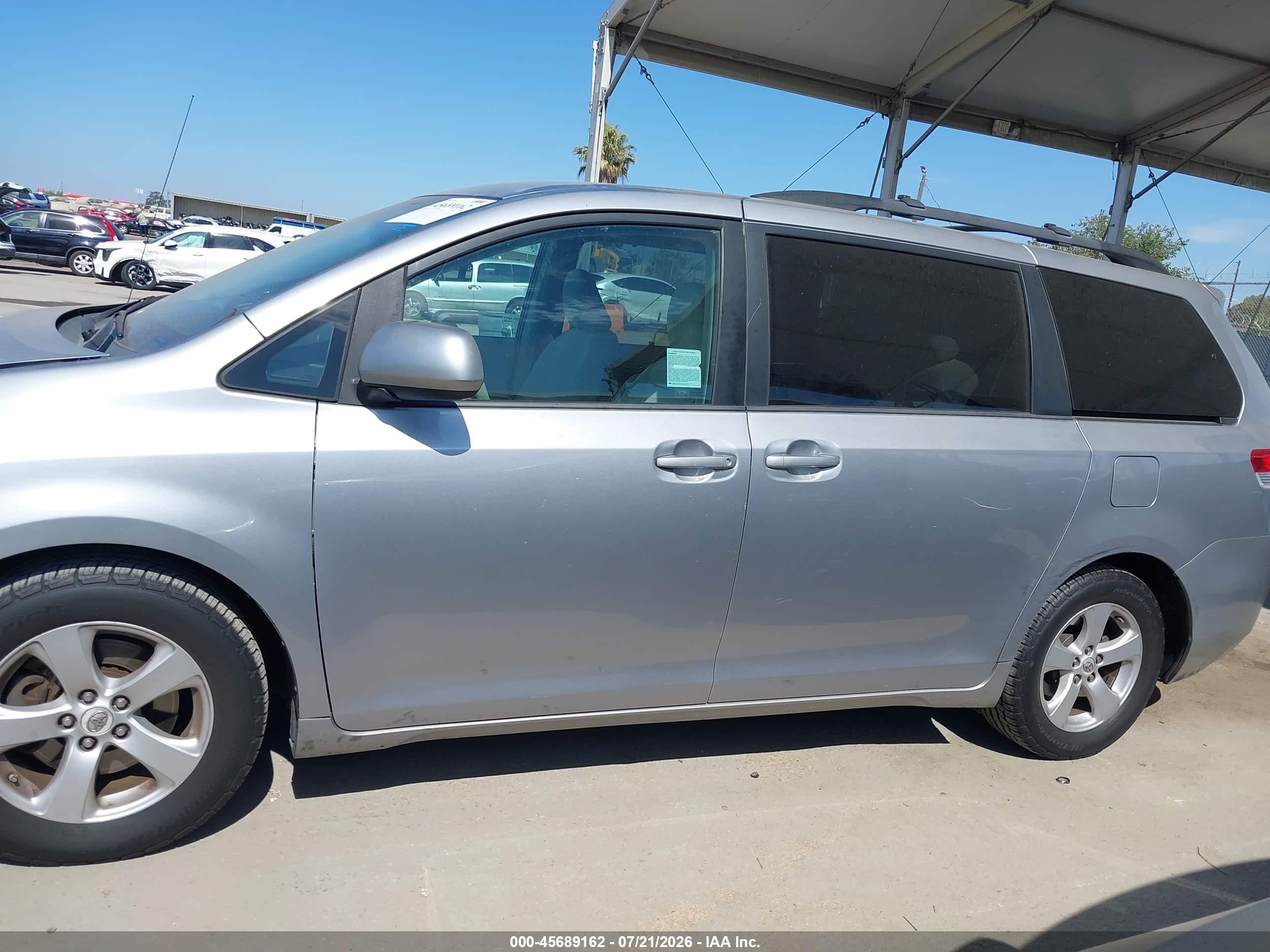 2012 Toyota Sienna Le V6 8 Passenger Silver vin: 5TDKK3DC8CS237555