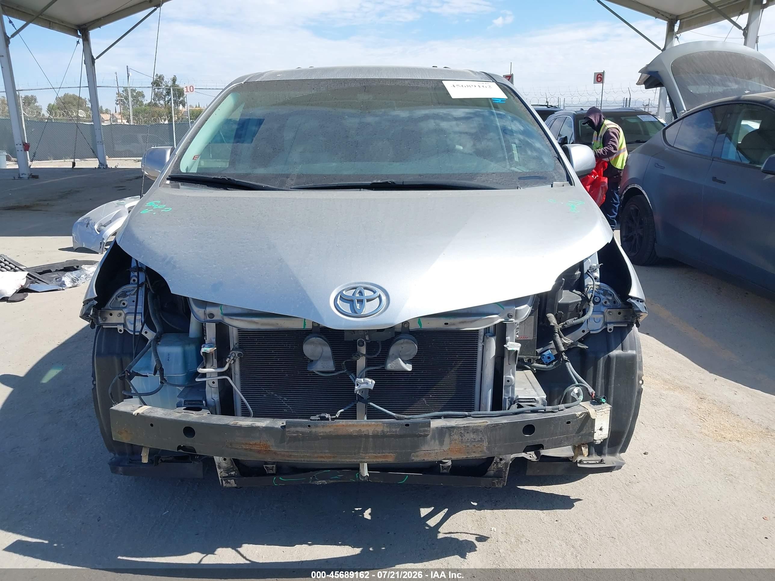 2012 Toyota Sienna Le V6 8 Passenger Silver vin: 5TDKK3DC8CS237555
